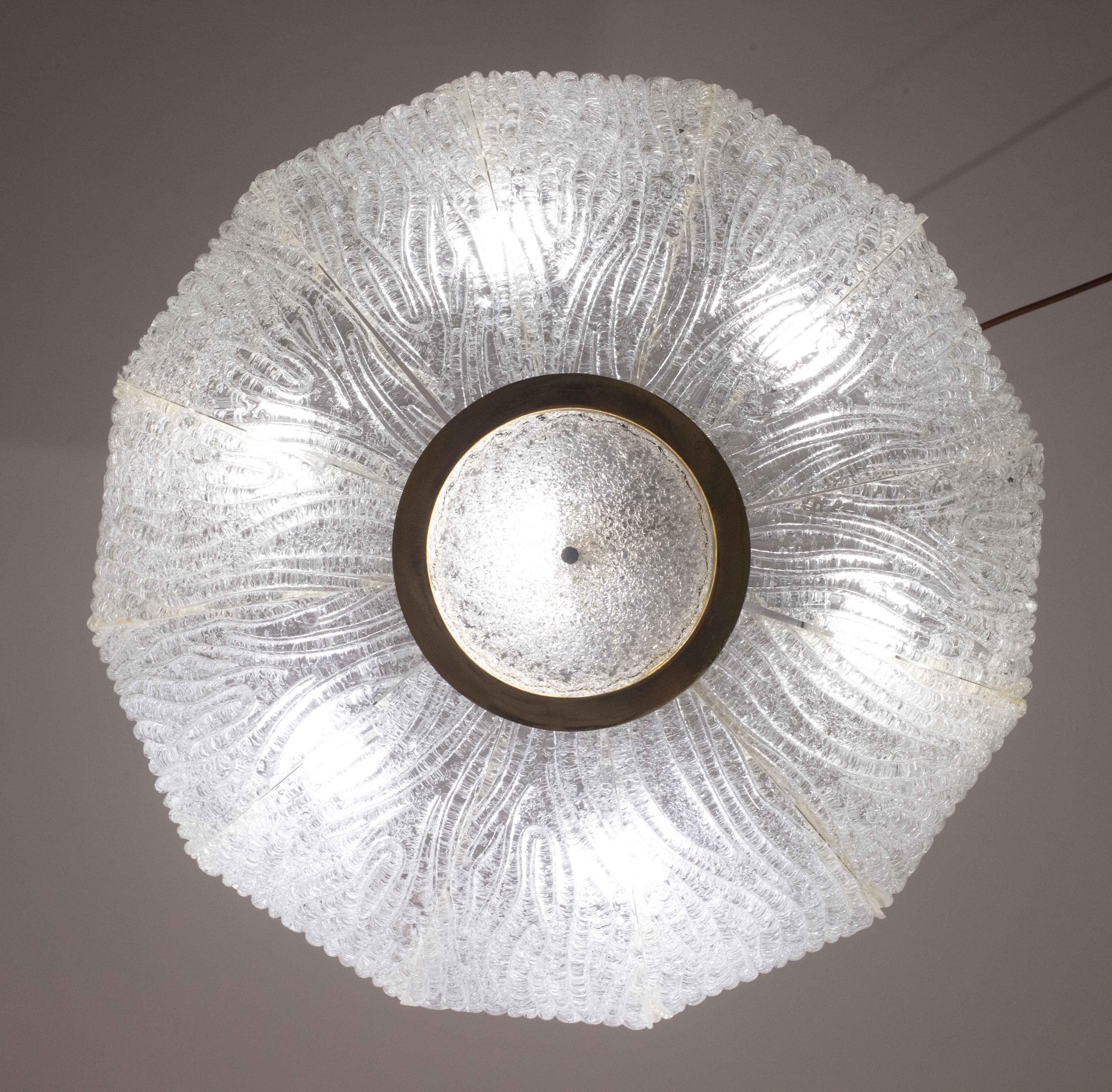 Impresionante y lujosa lámpara de techo circular de Murano de la cristalería Barovier e Toso.
Periodo de diseño: 1970.
Excelente estado vintage.
Tiene 7 luces.
Perfectamente restaurada y en excelente estado.
Diámetro de 58 centímetros, altura