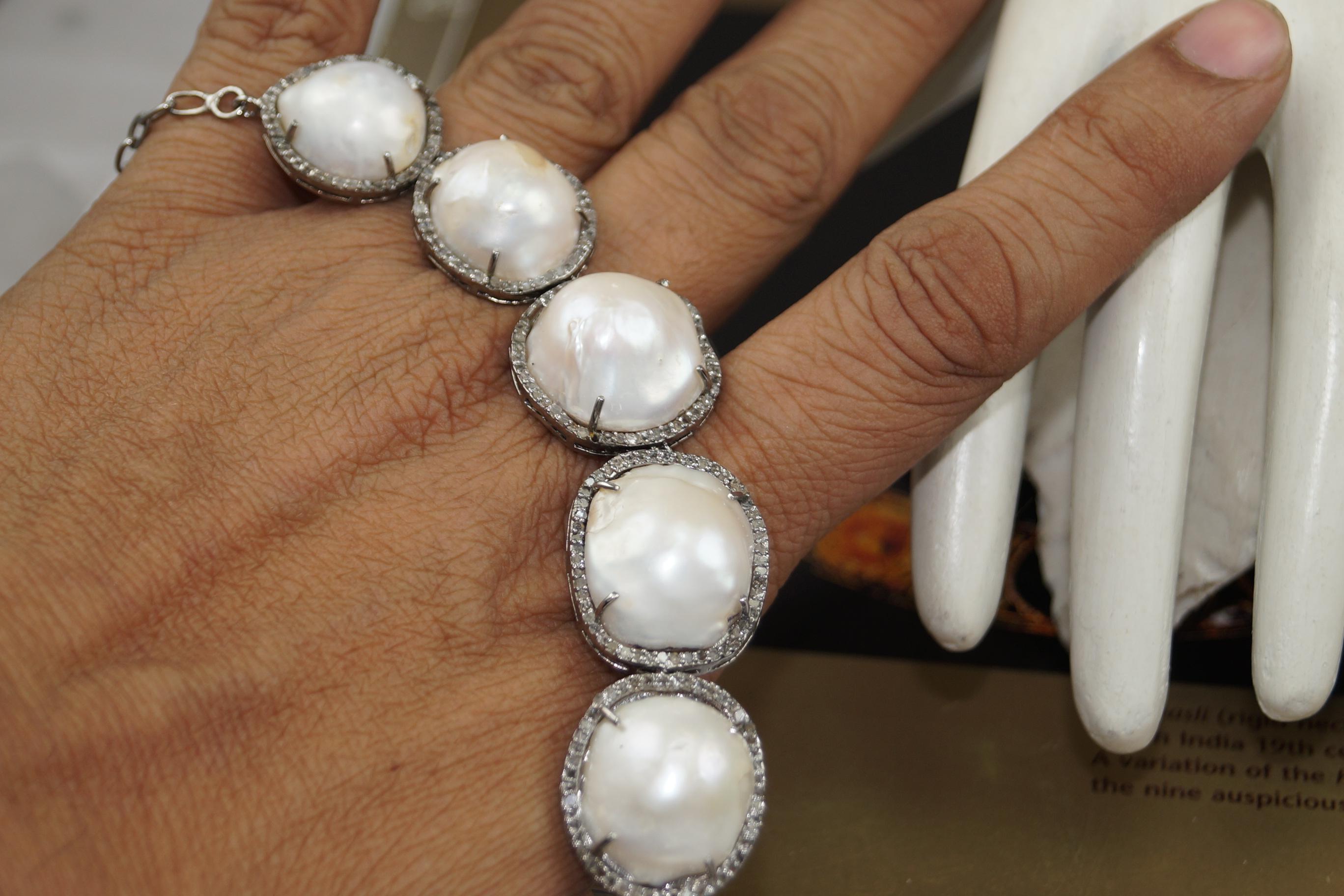 Luxurious Natural baroque pearls pave diamonds sterling silver necklace In New Condition For Sale In Delhi, DL