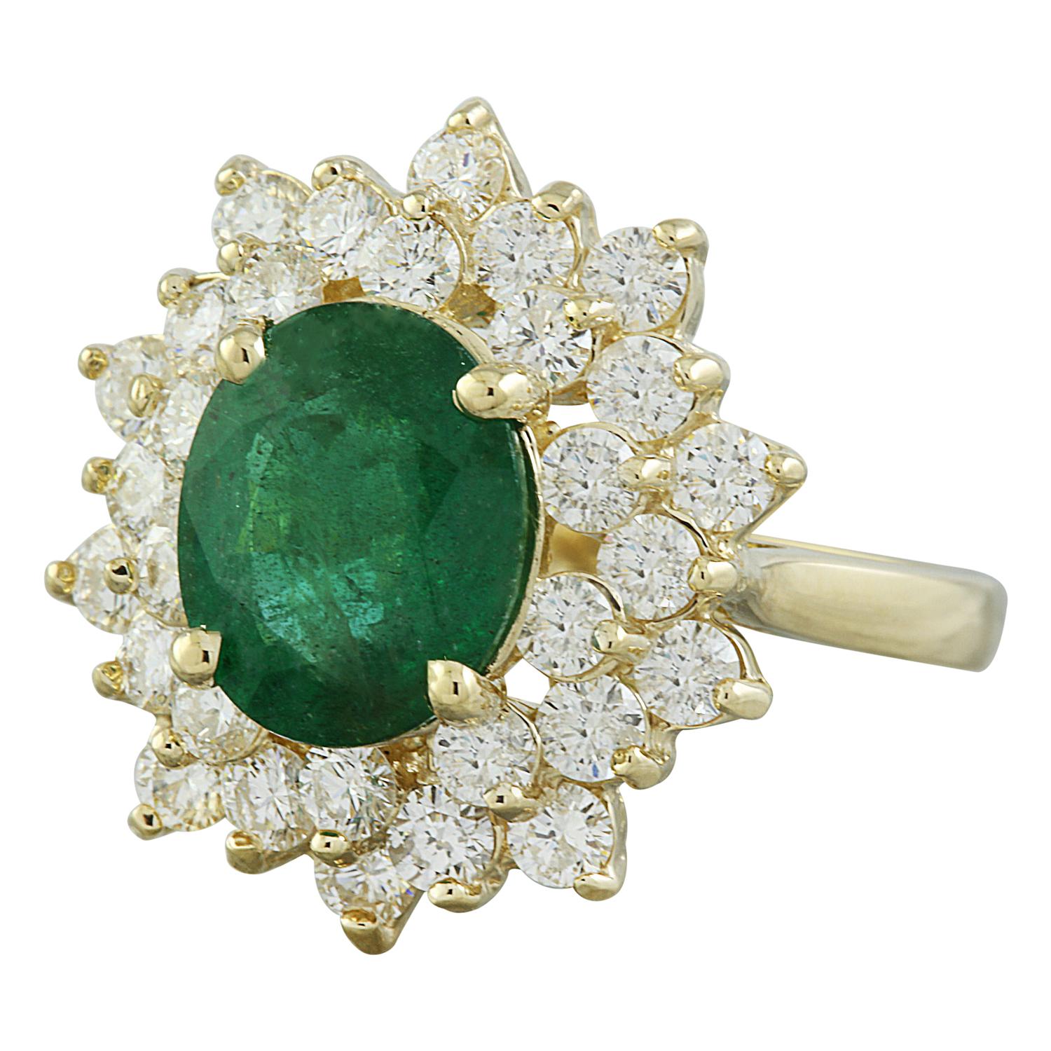 Wir präsentieren unseren opulenten natürlichen Smaragd-Diamantring, der sorgfältig in luxuriösem 14-karätigem Gelbgold gefertigt wurde. Dieses exquisite Stück ist eine wahre Verkörperung von Eleganz und Raffinesse und wird bestimmt ein geschätztes