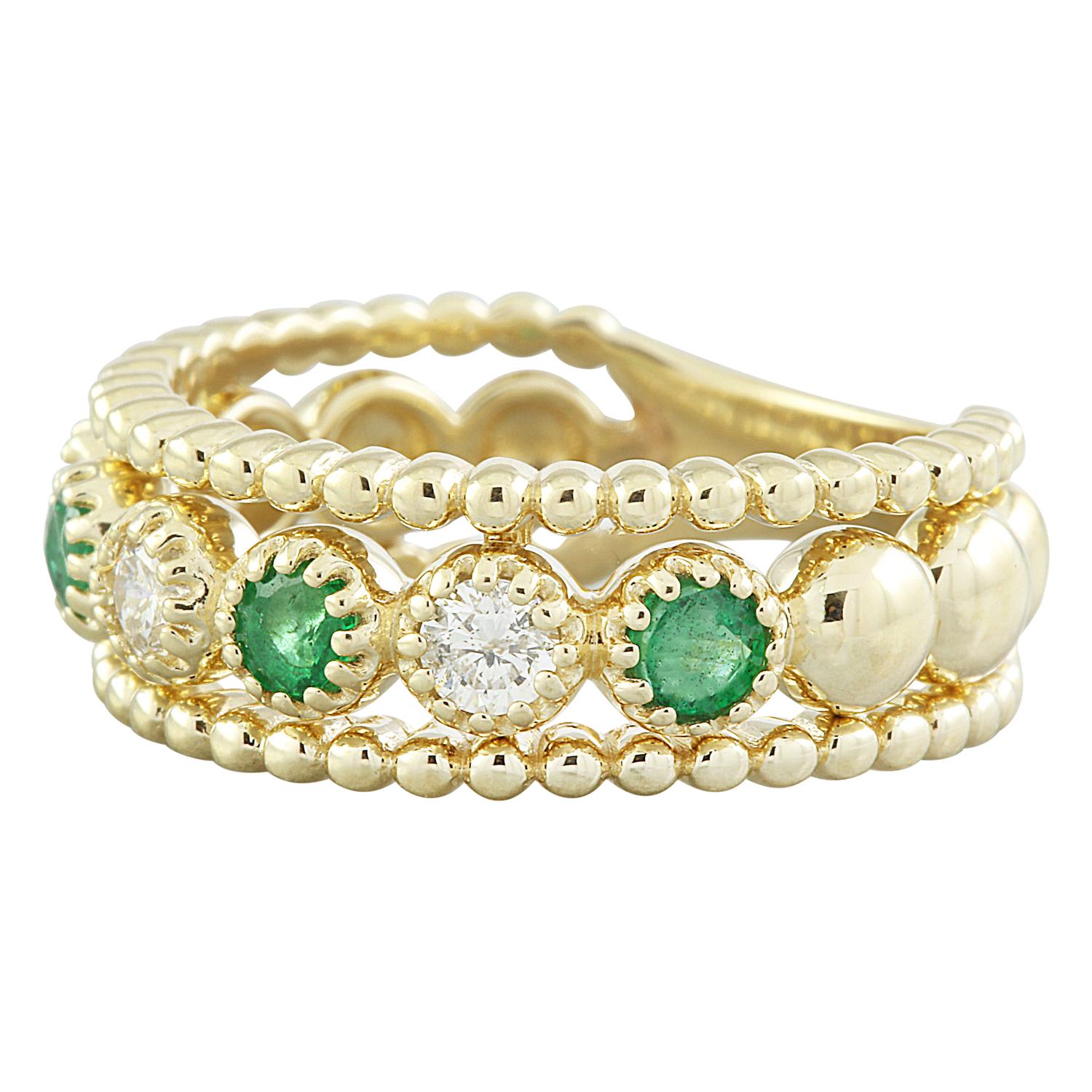 Dieser natürliche Smaragd-Diamantring aus massivem 14-karätigem Gelbgold ist eine zeitlose Verkörperung von Eleganz und ein Fest der raffinierten Schönheit. Mit einem Gesamtgewicht von 0,62 Karat strahlt dieser Ring Raffinesse und Charme aus und ist