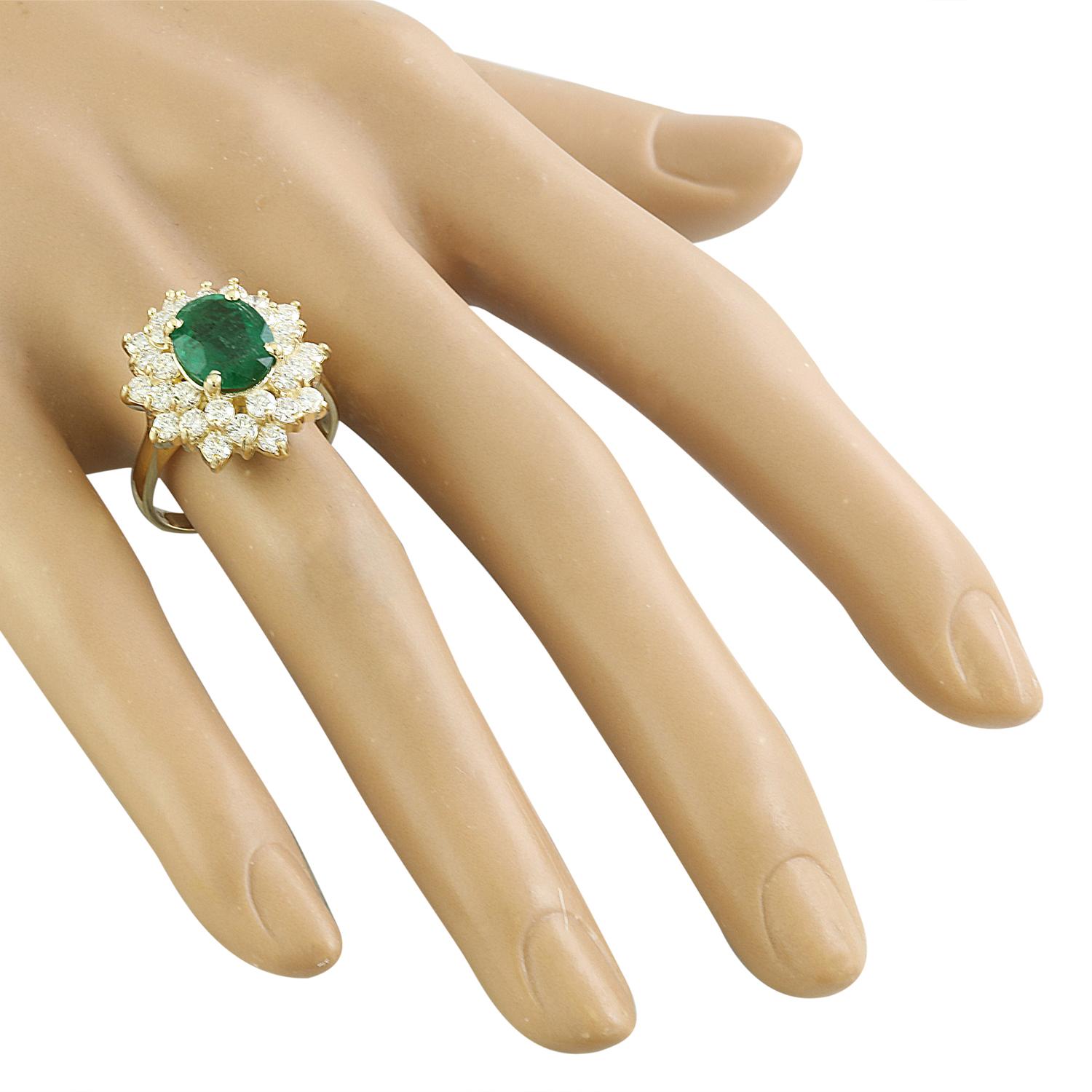 Luxurious Natural Emerald Diamond Ring in 14K Solid Yellow Gold In New Condition For Sale In Manhattan Beach, CA