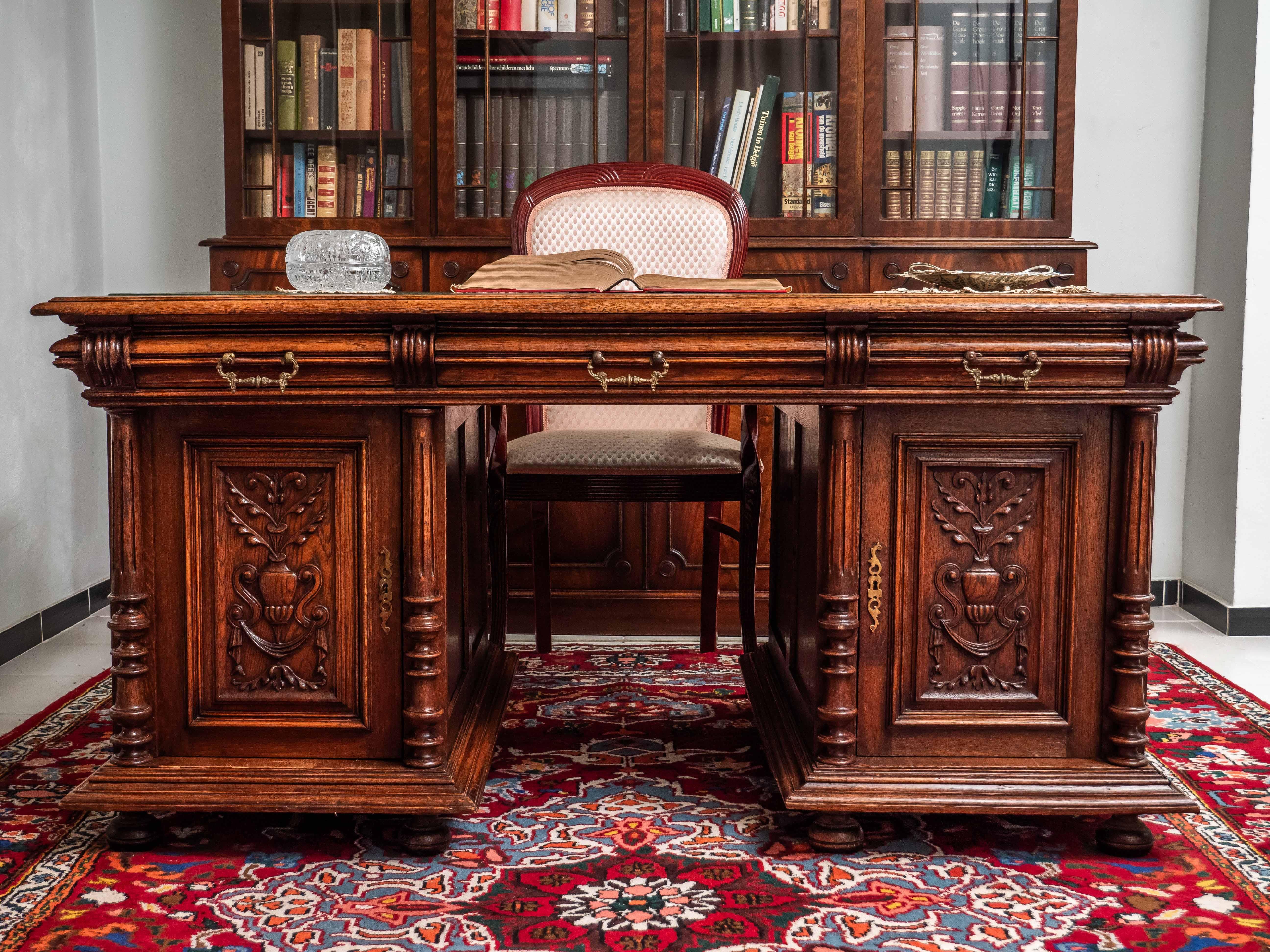 Luxurious Neo-Renaissance desk made of solid oak

Spacious desk - double-sided design - the table can be used from one or both sides. One side is for files and the other with drawers. Precise carving work from the end of the 19th century. The table
