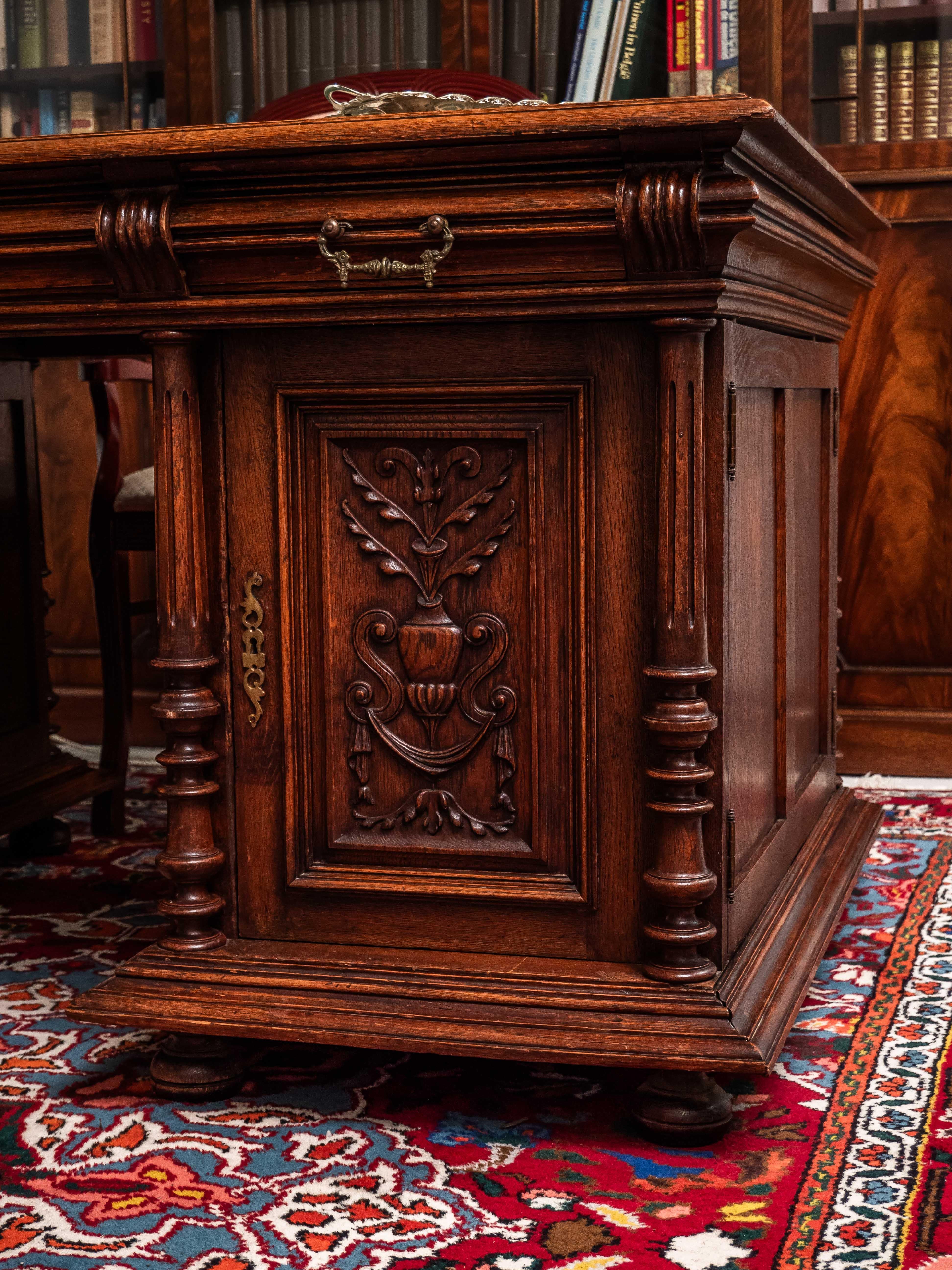 Luxurious Neo-Renaissance desk made of solid oak In Good Condition In STRAČOV, CZ