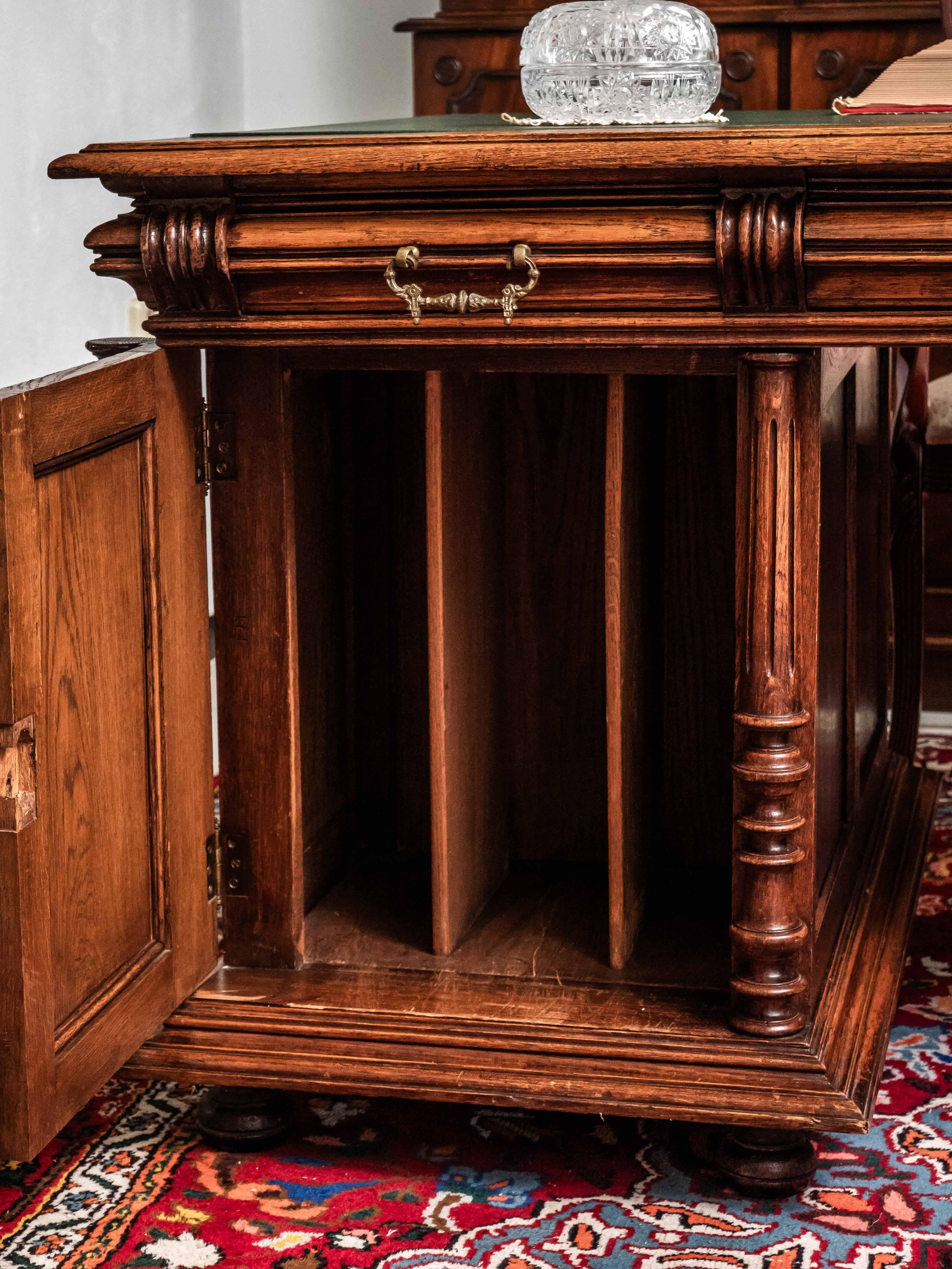 Luxurious Neo-Renaissance desk made of solid oak 1