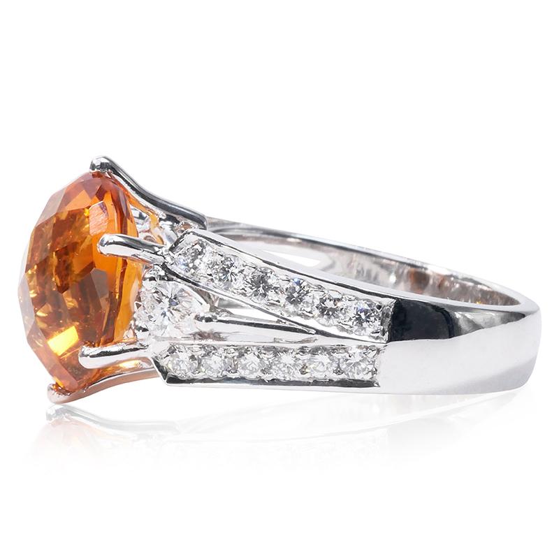 Luxurious Oval Ring with 4.38 ct Citrine Natural Gemstone and Diamonds- IGI Cert In New Condition In רמת גן, IL