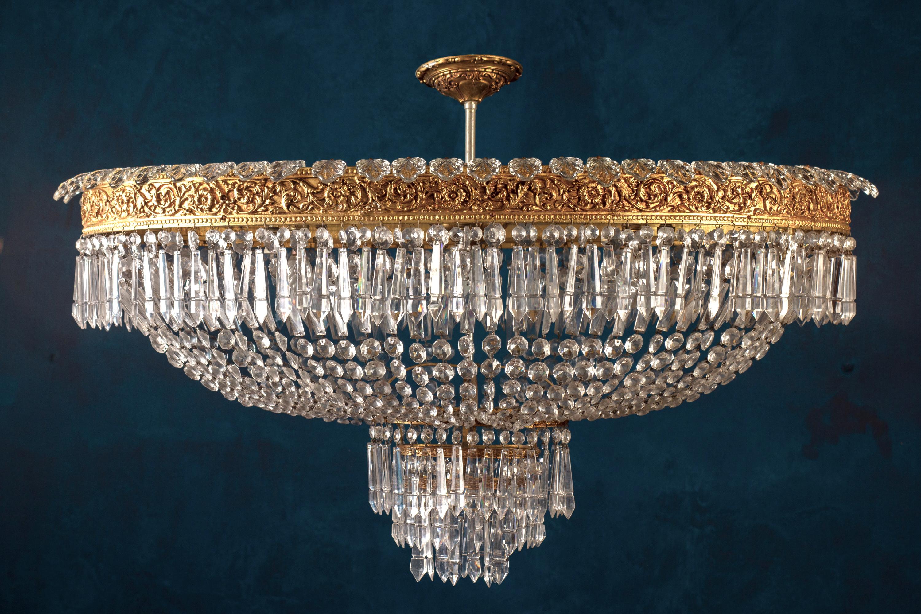 This sumptuous large and oval shaped chandelier supporting a set of precious cut crystal prisms, octagons, oak leaves etc. Matching bronze gilded chain and a ceiling canopy.
Ideal for a large reception room, dining room or entrance hall