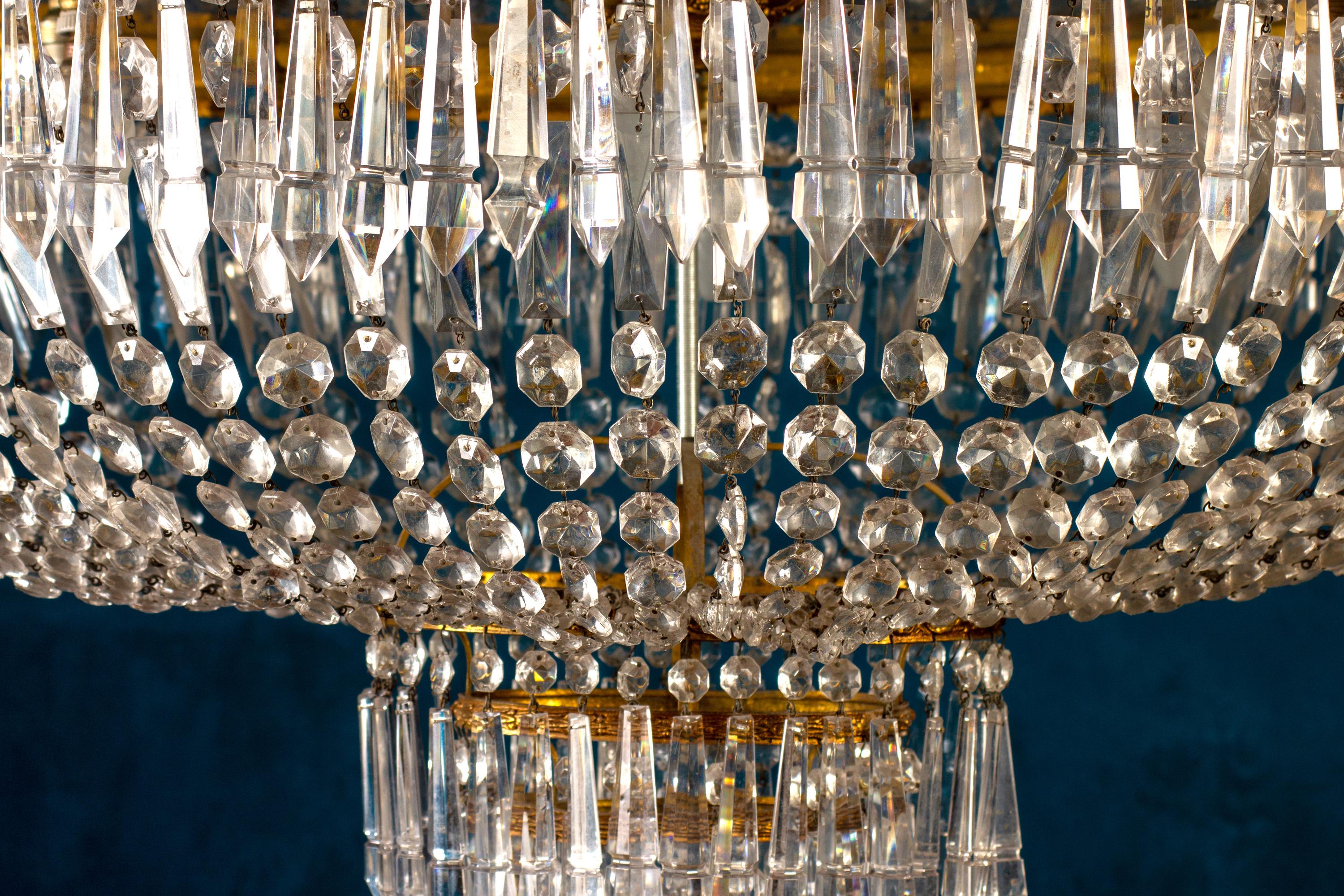Luxurious Oval Shaped Crystal and Brass Chandelier, Italy, 1940 In Good Condition For Sale In Rome, IT
