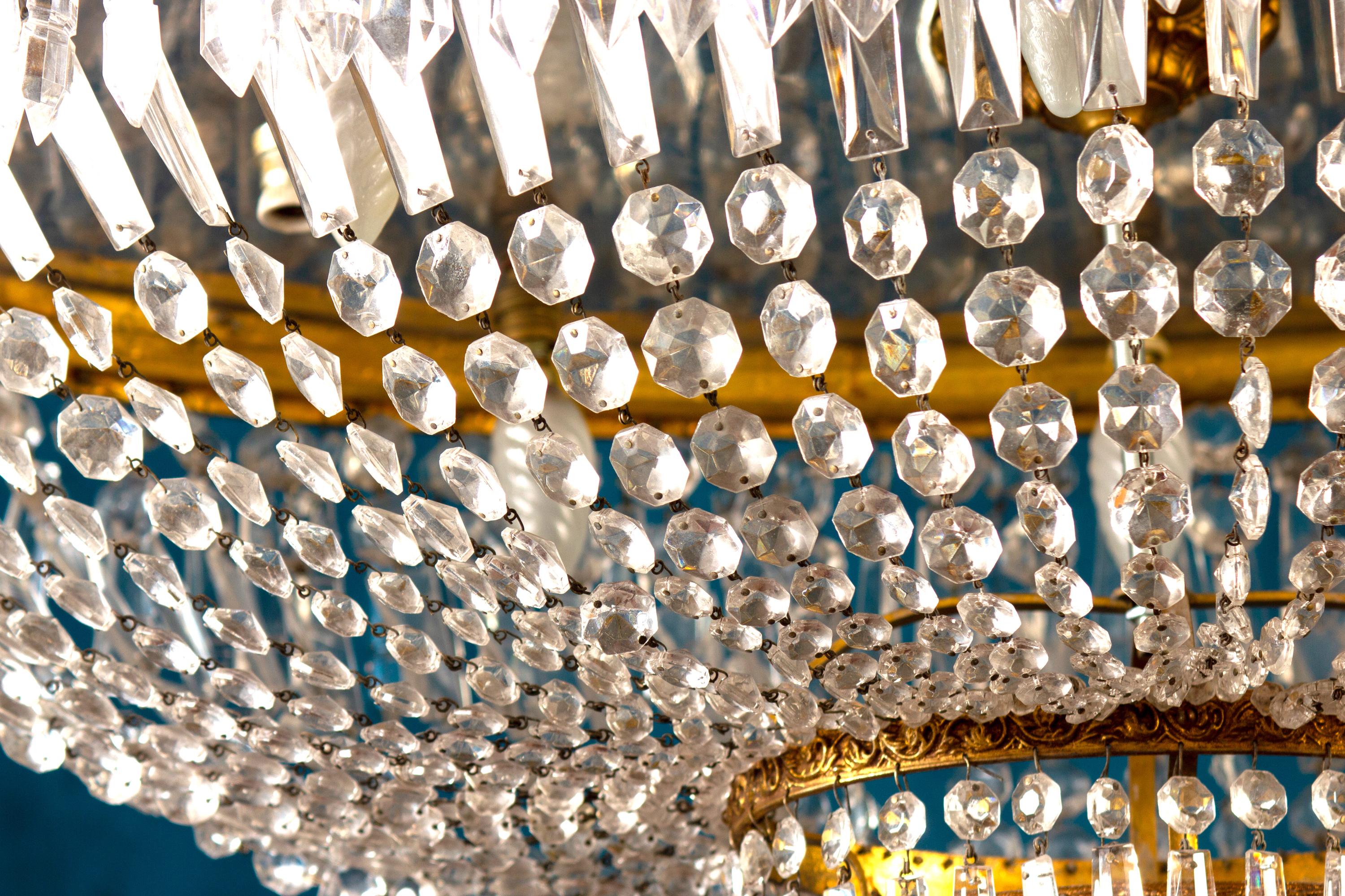 Mid-20th Century Luxurious Oval Shaped Crystal and Brass Chandelier, Italy, 1940