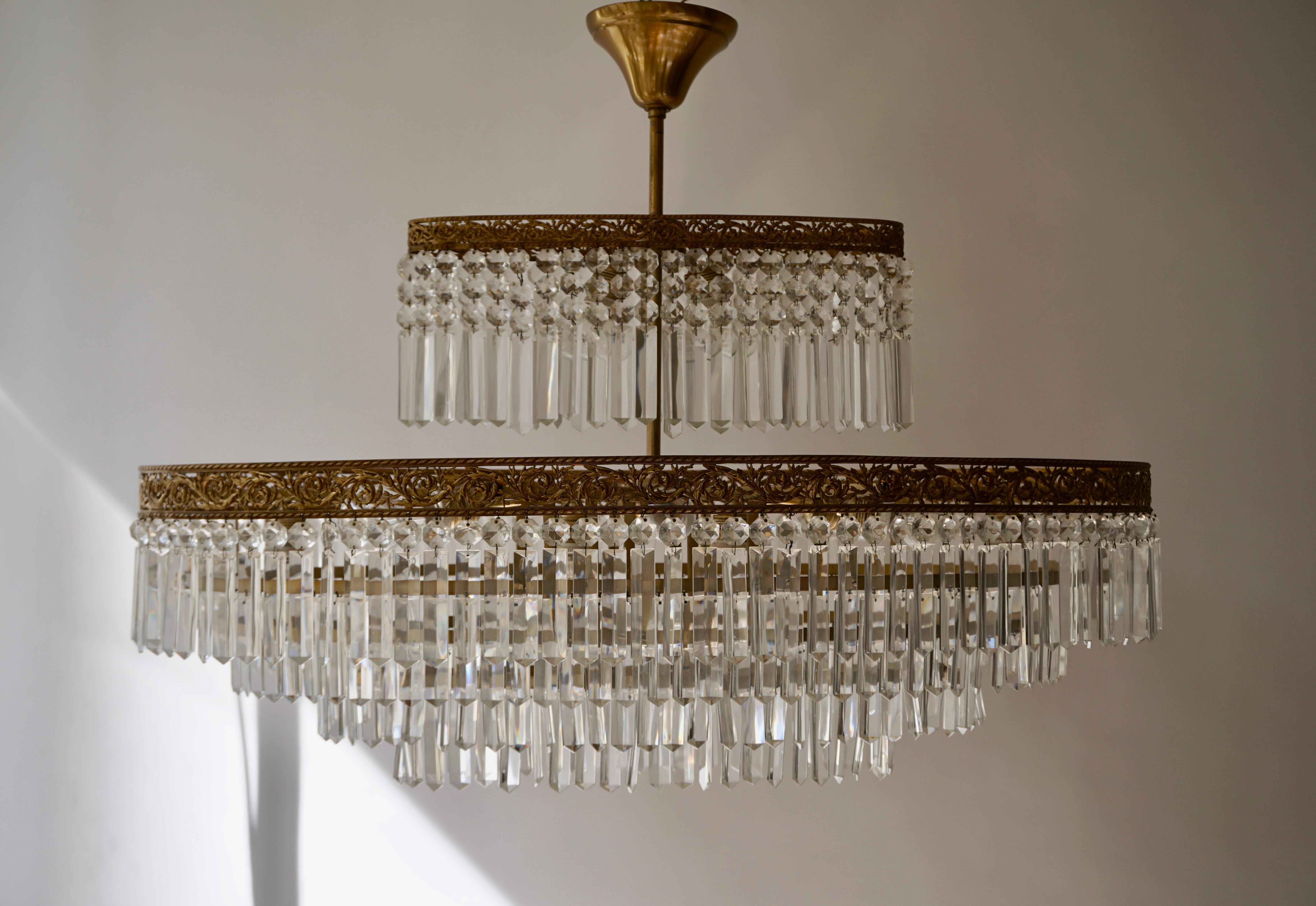 Luxurious Oval Shaped Crystal and Brass Hollywood Regency Chandelier In Good Condition In Antwerp, BE