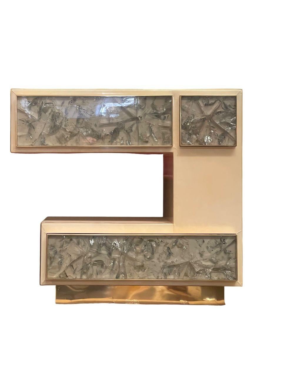 Luxuriöses Paar moderne Nachttische in Pergament & Crackled Resin. U.S.A. 21st C. (amerikanisch) im Angebot