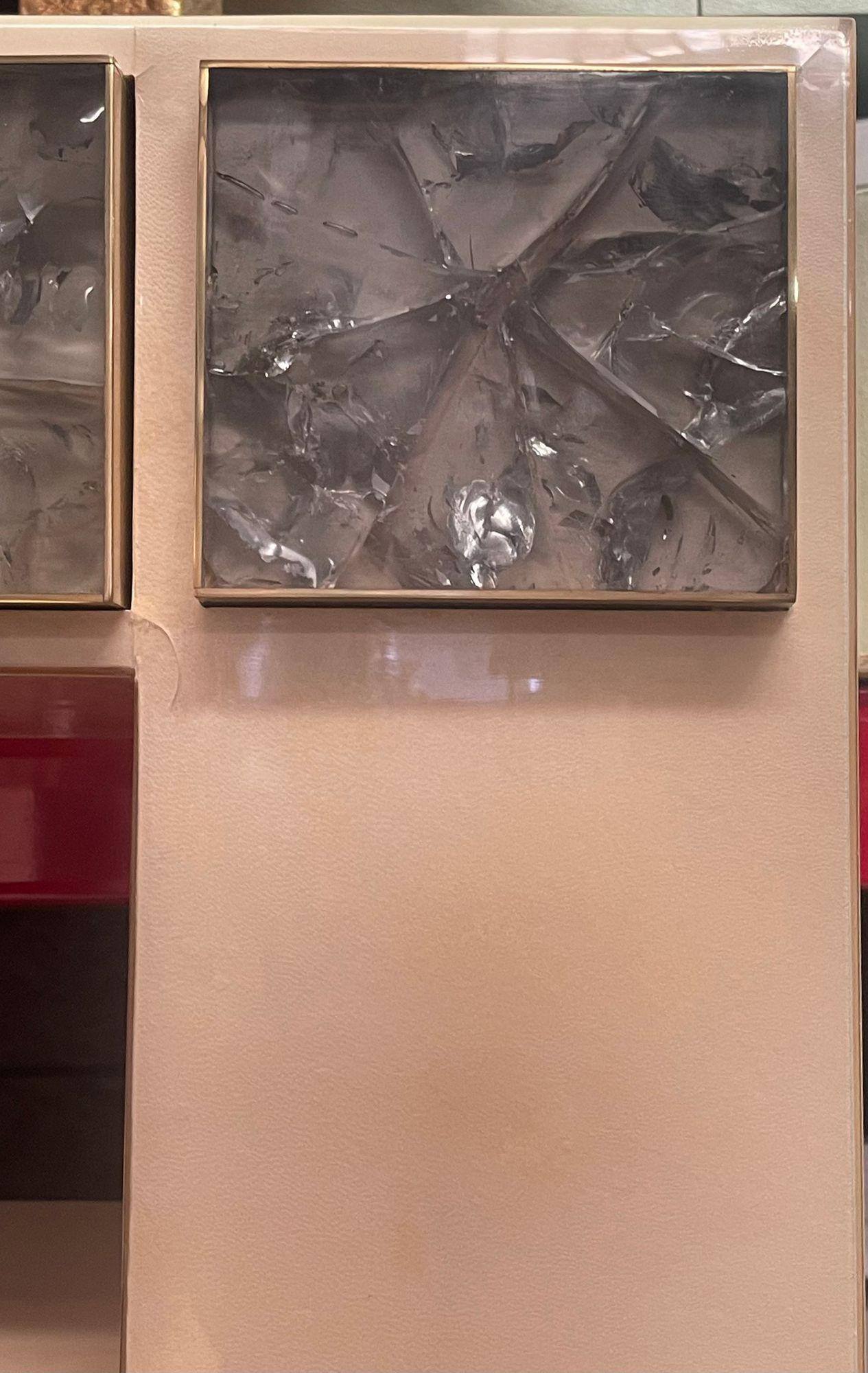 Luxuriöses Paar moderne Nachttische in Pergament & Crackled Resin. U.S.A. 21st C. (21. Jahrhundert und zeitgenössisch) im Angebot