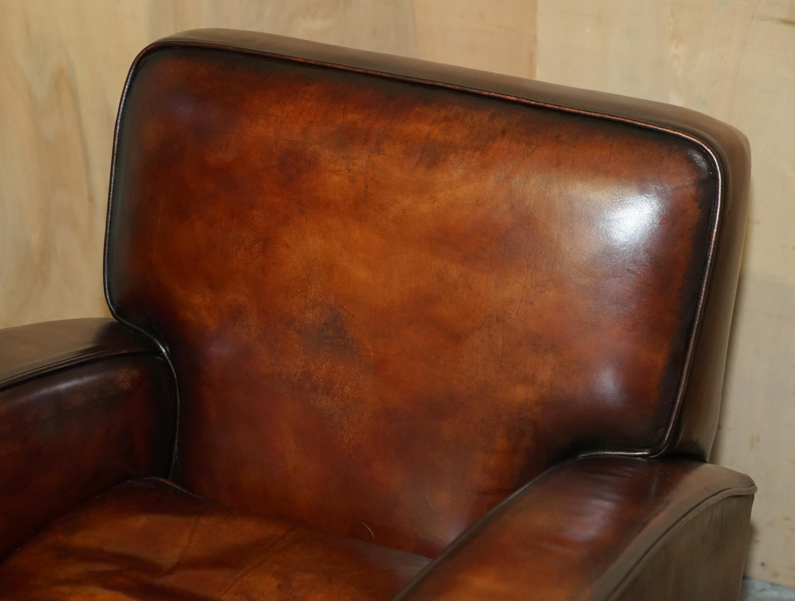 Inglese LUXURIOUS PAIR OF ART DECO FULLY RESTORED CIGAR BROWN LEATHER ARMCHAIRs in vendita
