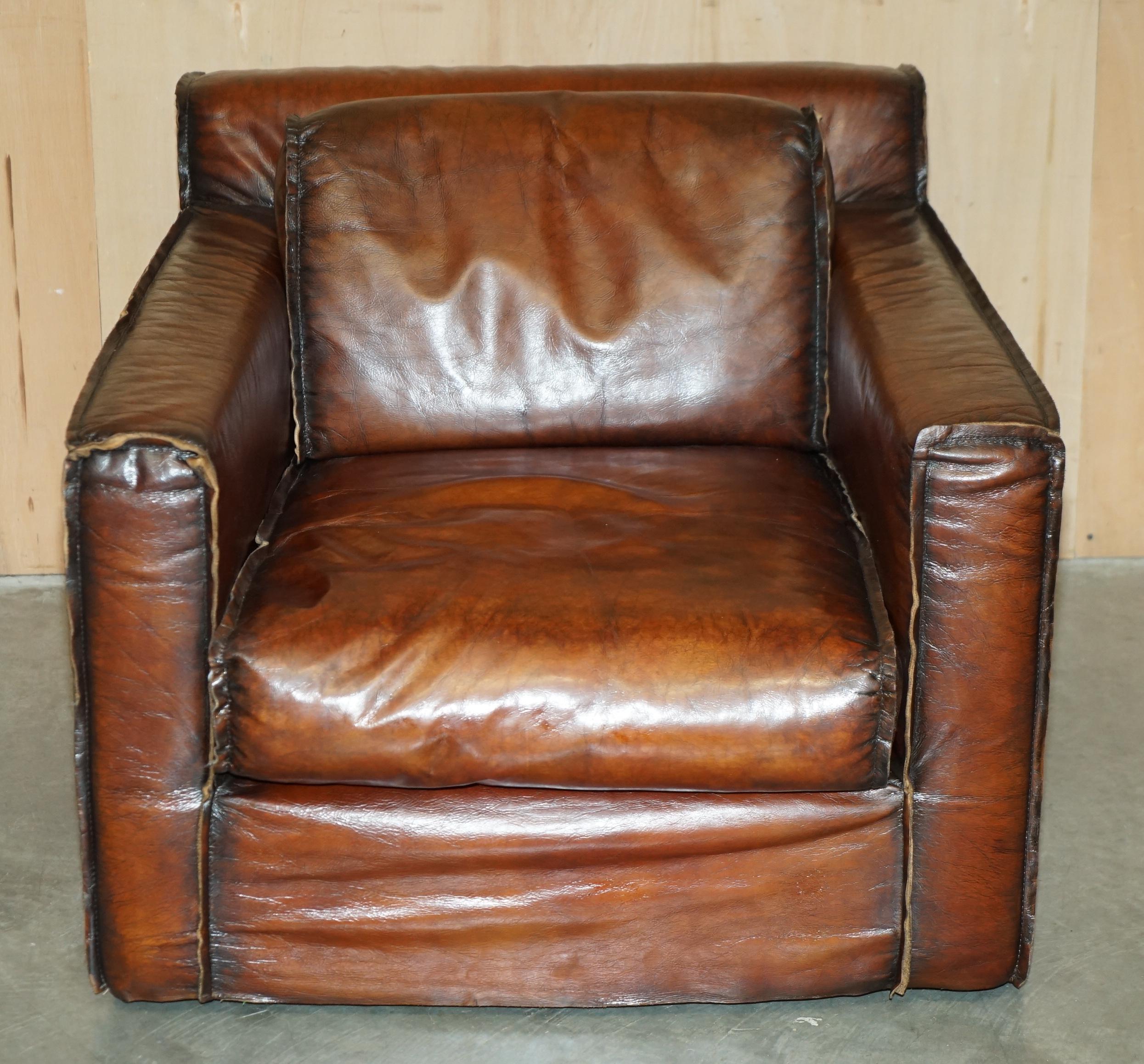 Art Déco LUXURIOUS PAIR OF ART DECO FULLY RESTORED WHISKY BROWN LEATHER ARMCHAIRs in vendita