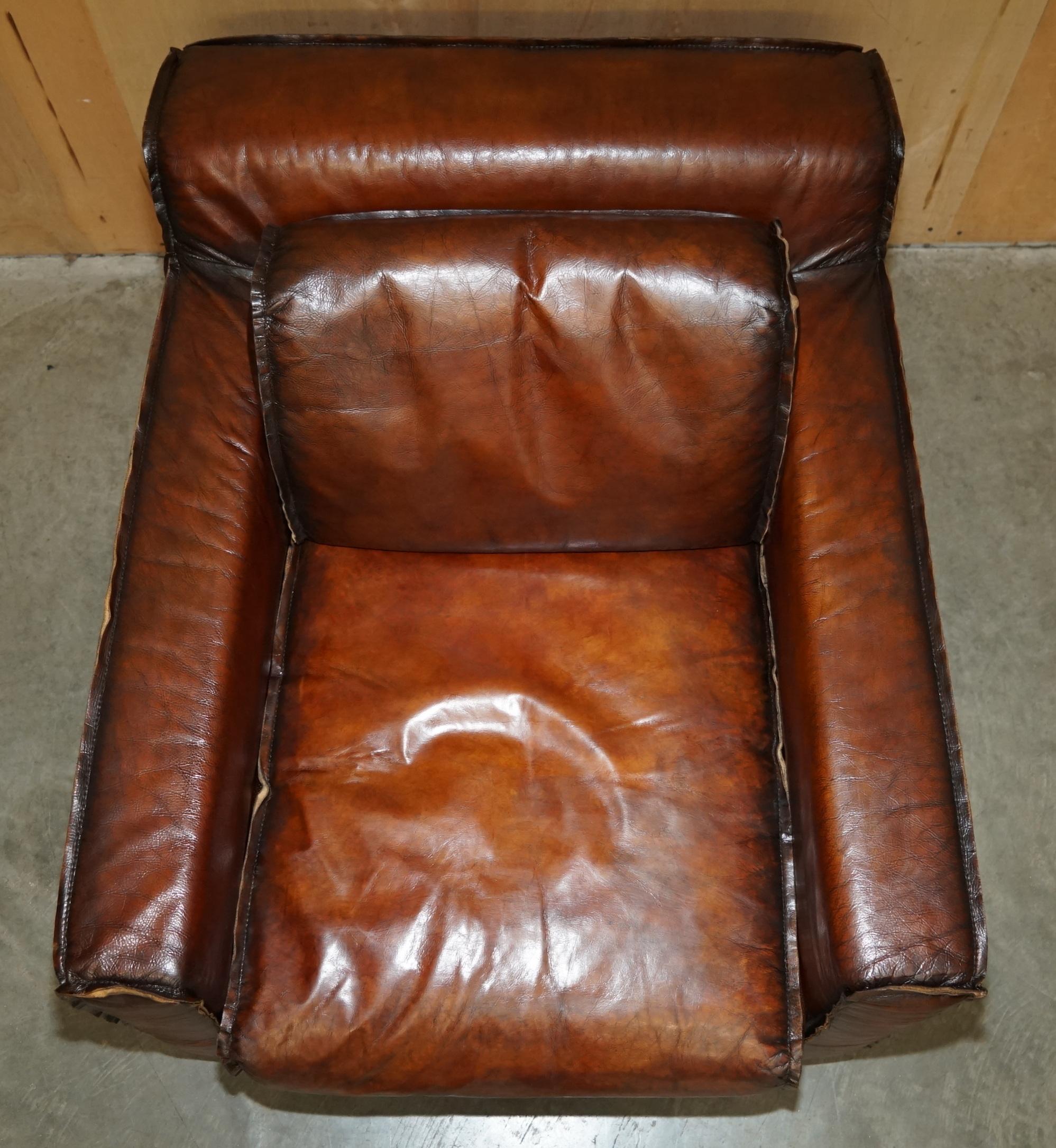 Inglese LUXURIOUS PAIR OF ART DECO FULLY RESTORED WHISKY BROWN LEATHER ARMCHAIRs in vendita