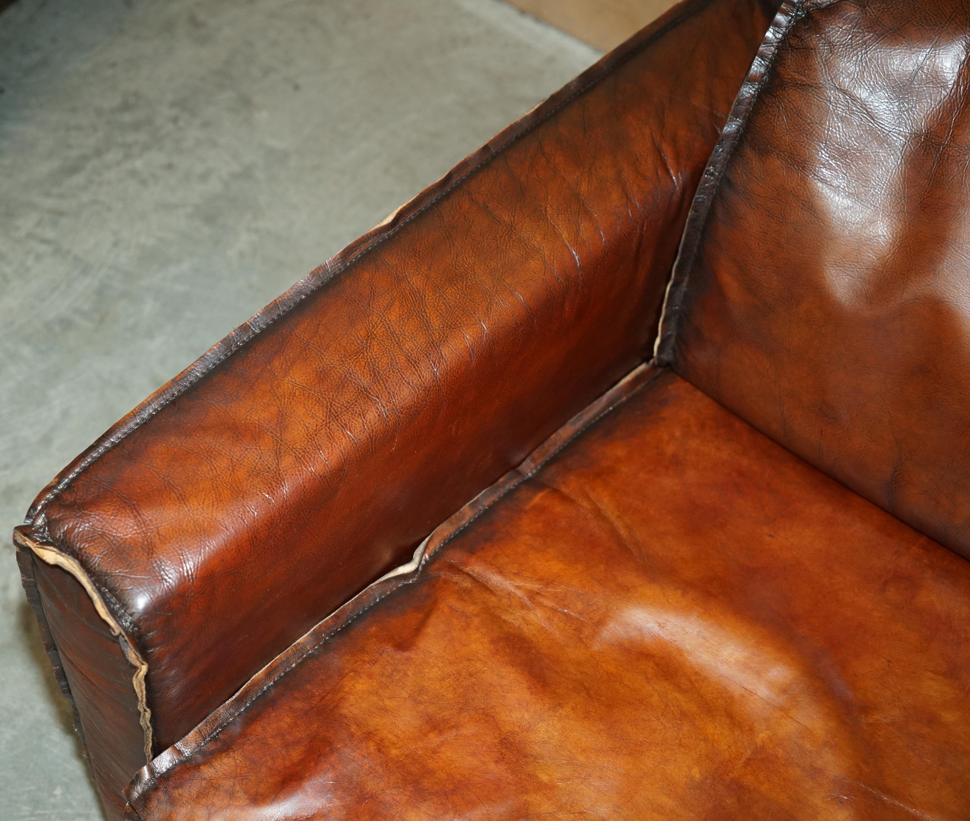 XX secolo LUXURIOUS PAIR OF ART DECO FULLY RESTORED WHISKY BROWN LEATHER ARMCHAIRs in vendita