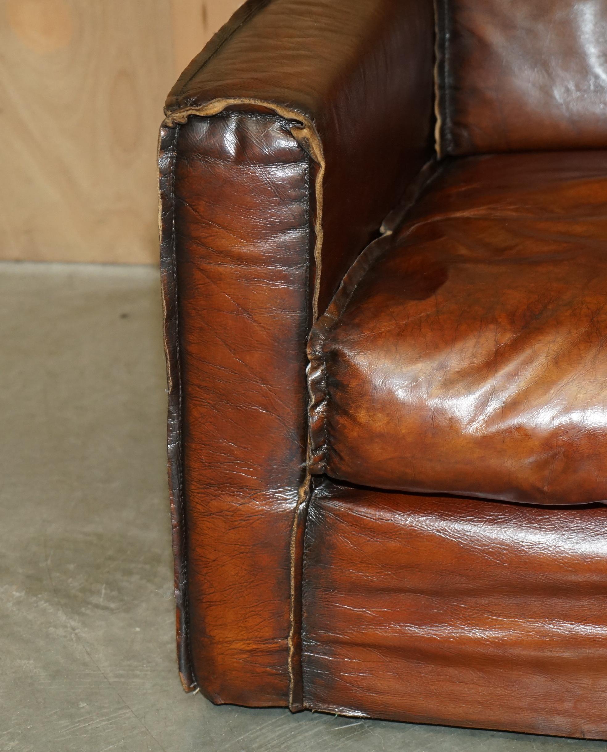Pelle LUXURIOUS PAIR OF ART DECO FULLY RESTORED WHISKY BROWN LEATHER ARMCHAIRs in vendita