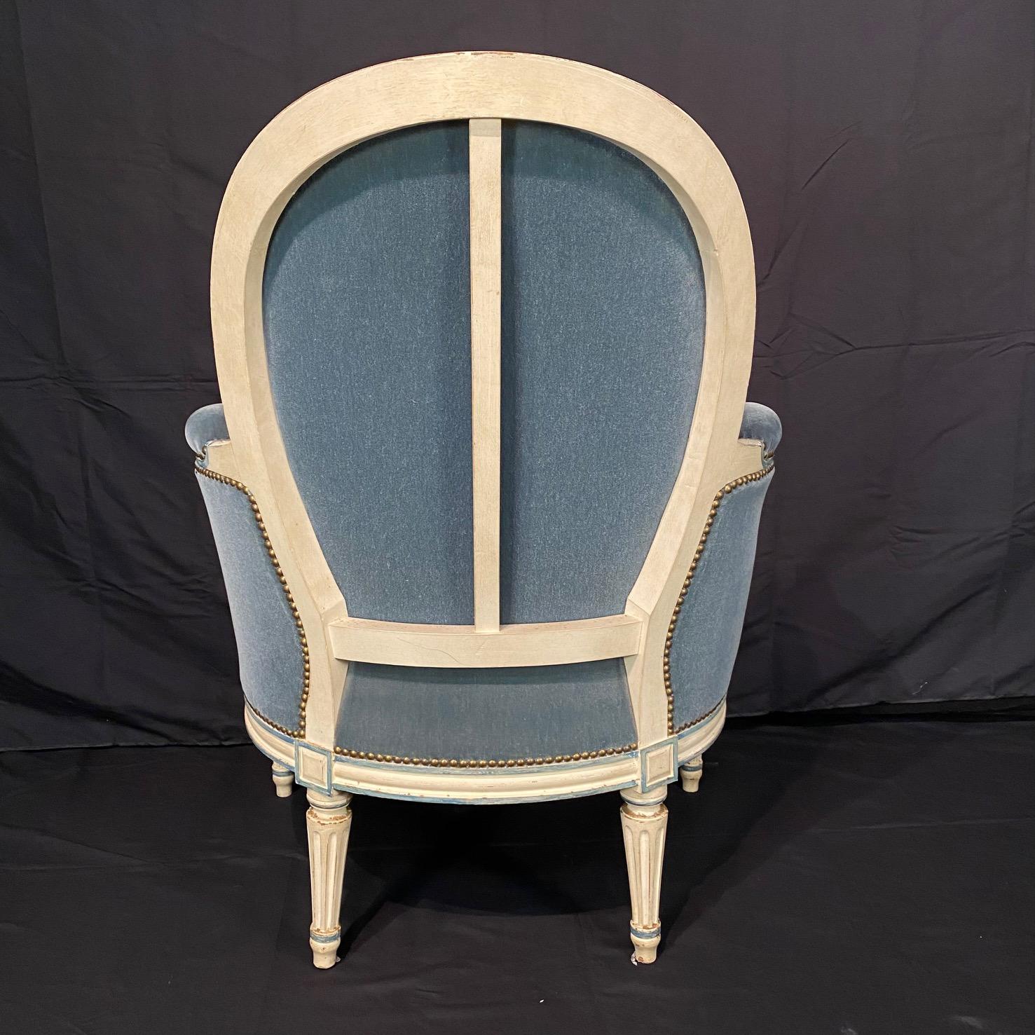 Français Luxueuse paire de chaises bergères Louis XVI avec tapisserie en mohair en vente