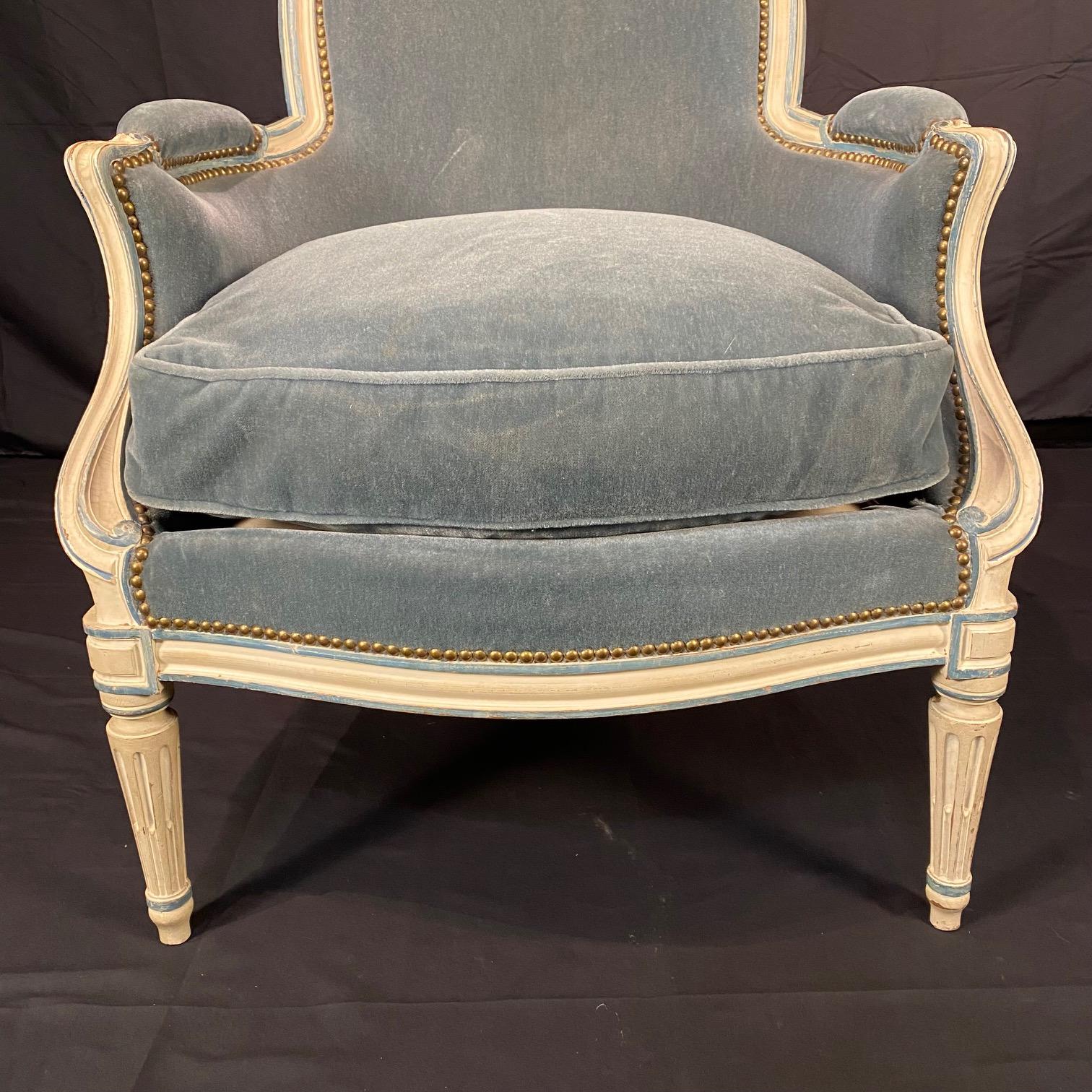 Luxueuse paire de chaises bergères Louis XVI avec tapisserie en mohair Bon état - En vente à Hopewell, NJ