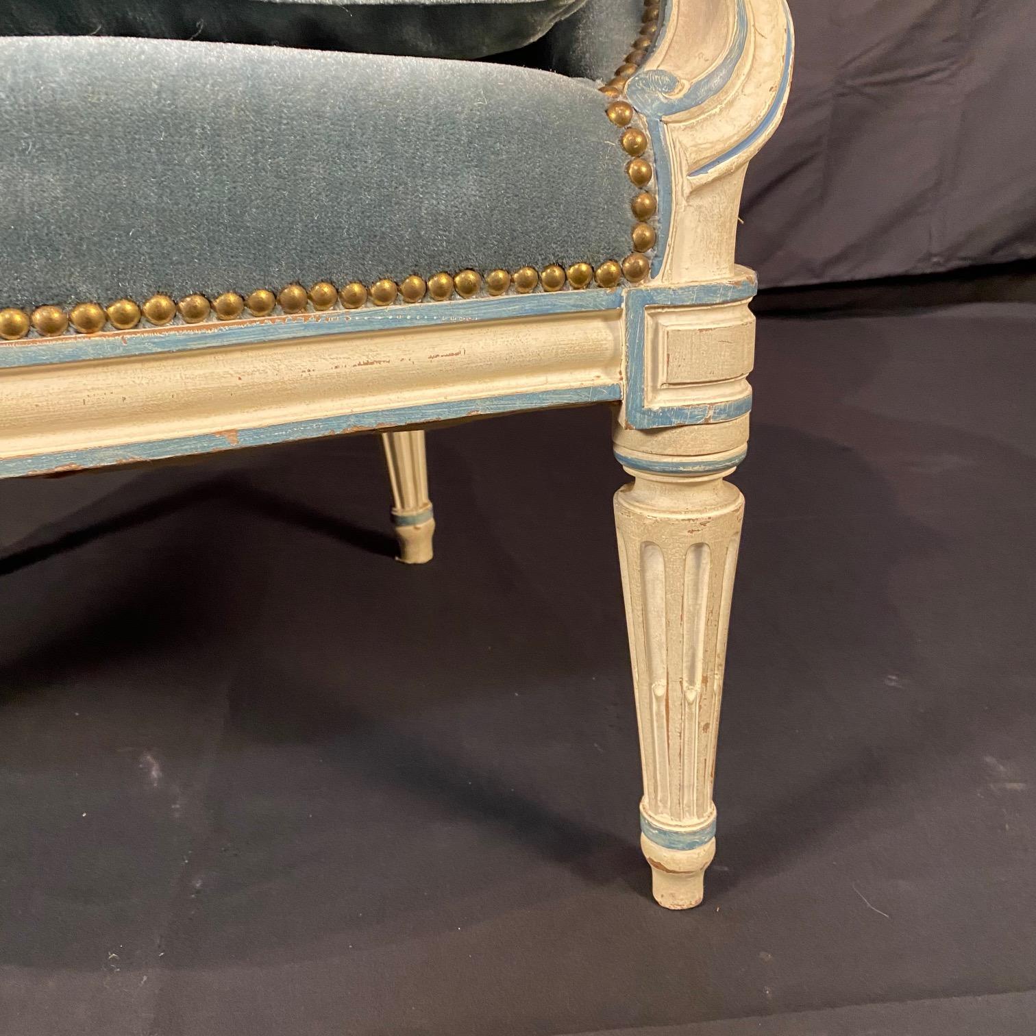 20ième siècle Luxueuse paire de chaises bergères Louis XVI avec tapisserie en mohair en vente