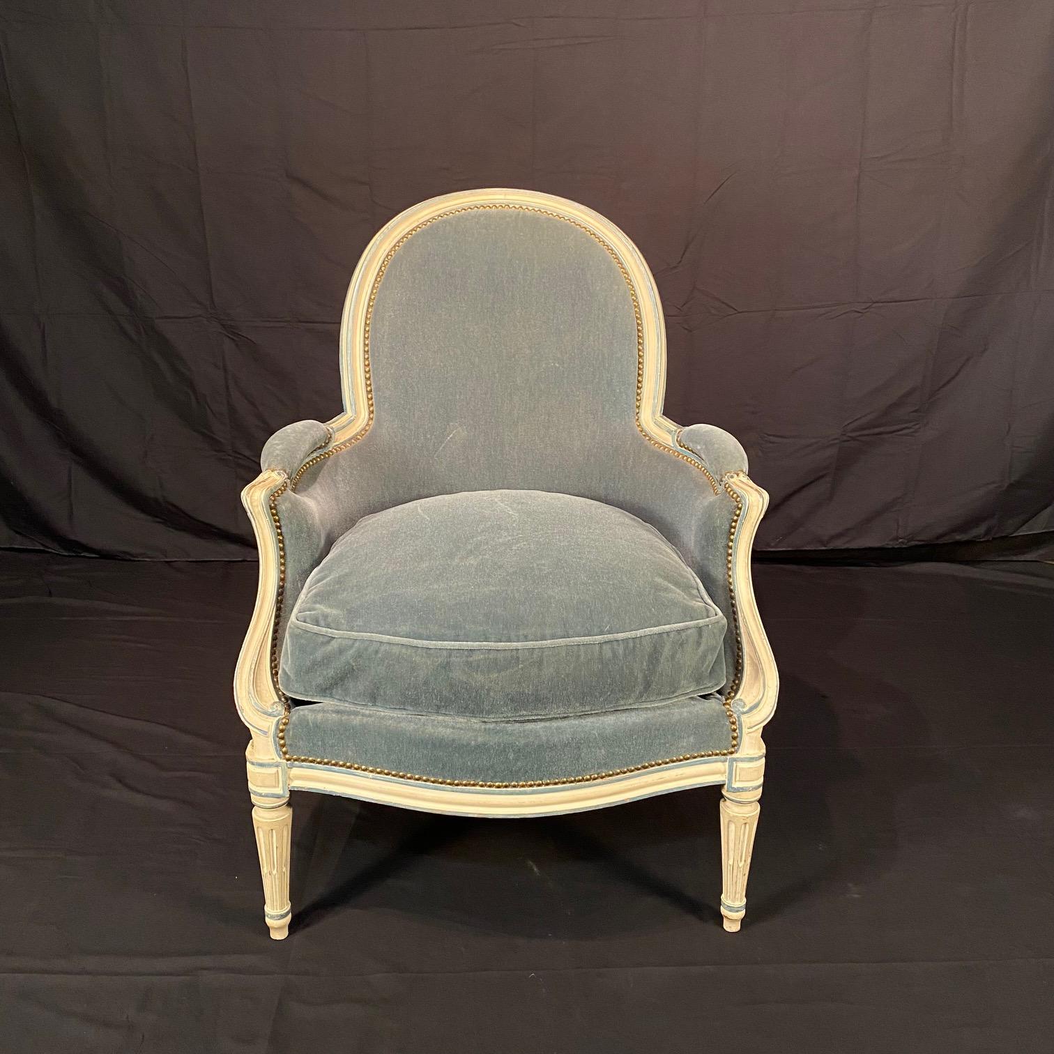 Mohair Luxueuse paire de chaises bergères Louis XVI avec tapisserie en mohair en vente