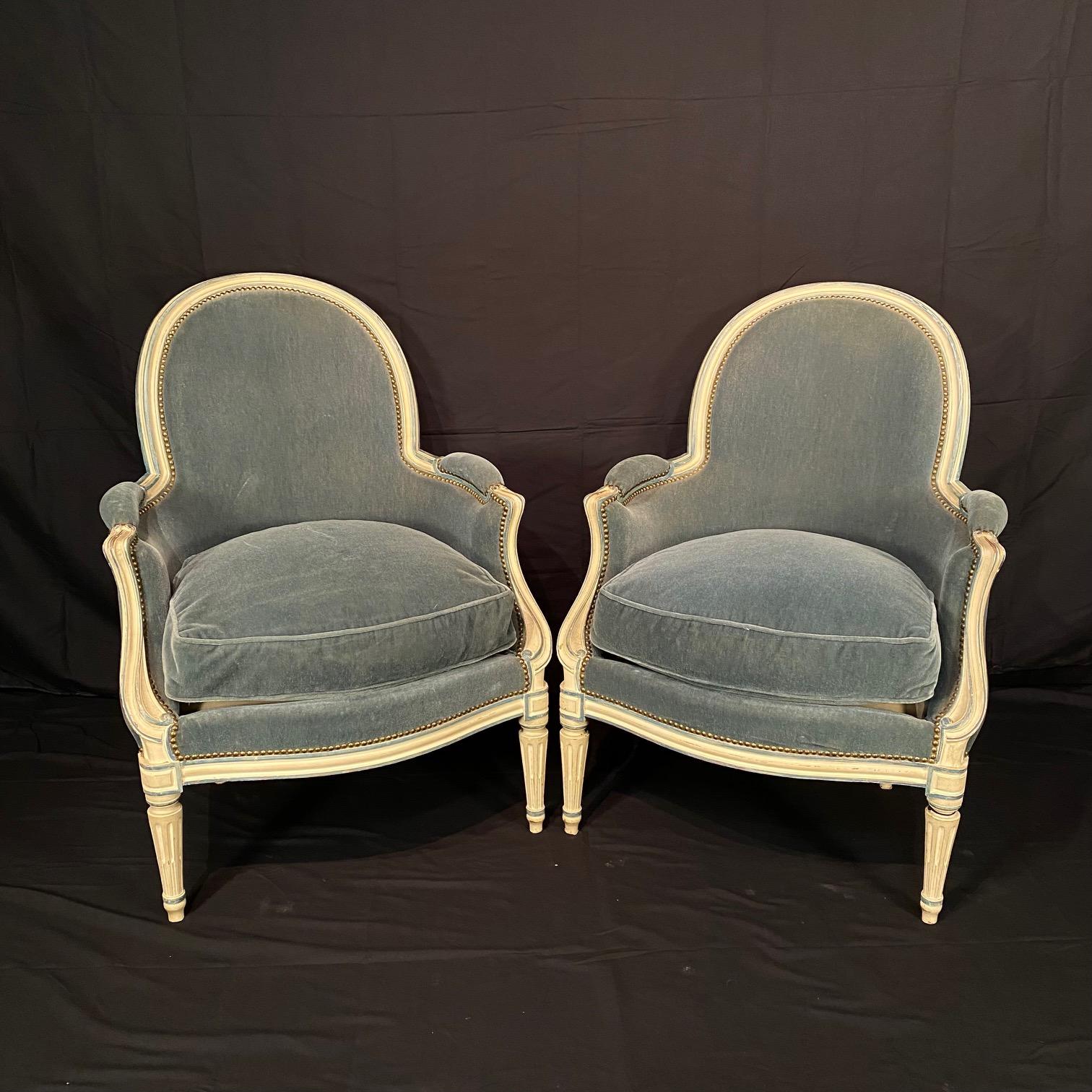 Luxueuse paire de chaises bergères Louis XVI avec tapisserie en mohair en vente 1