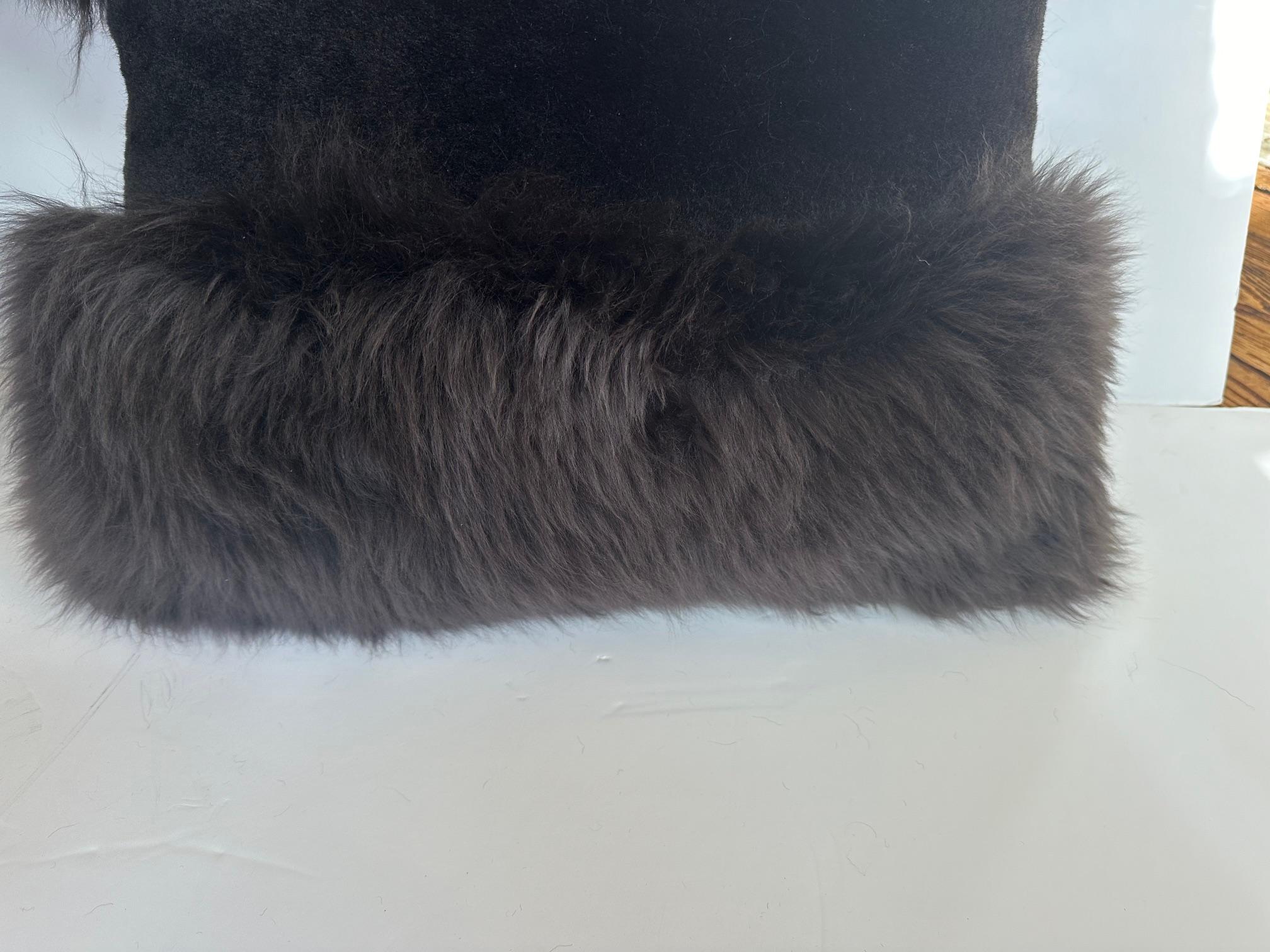 Ein Paar üppige, luxuriöse schokoladenbraune Fuchs-, Biber- und Shearling-Kissen mit Dauneneinlagen.
