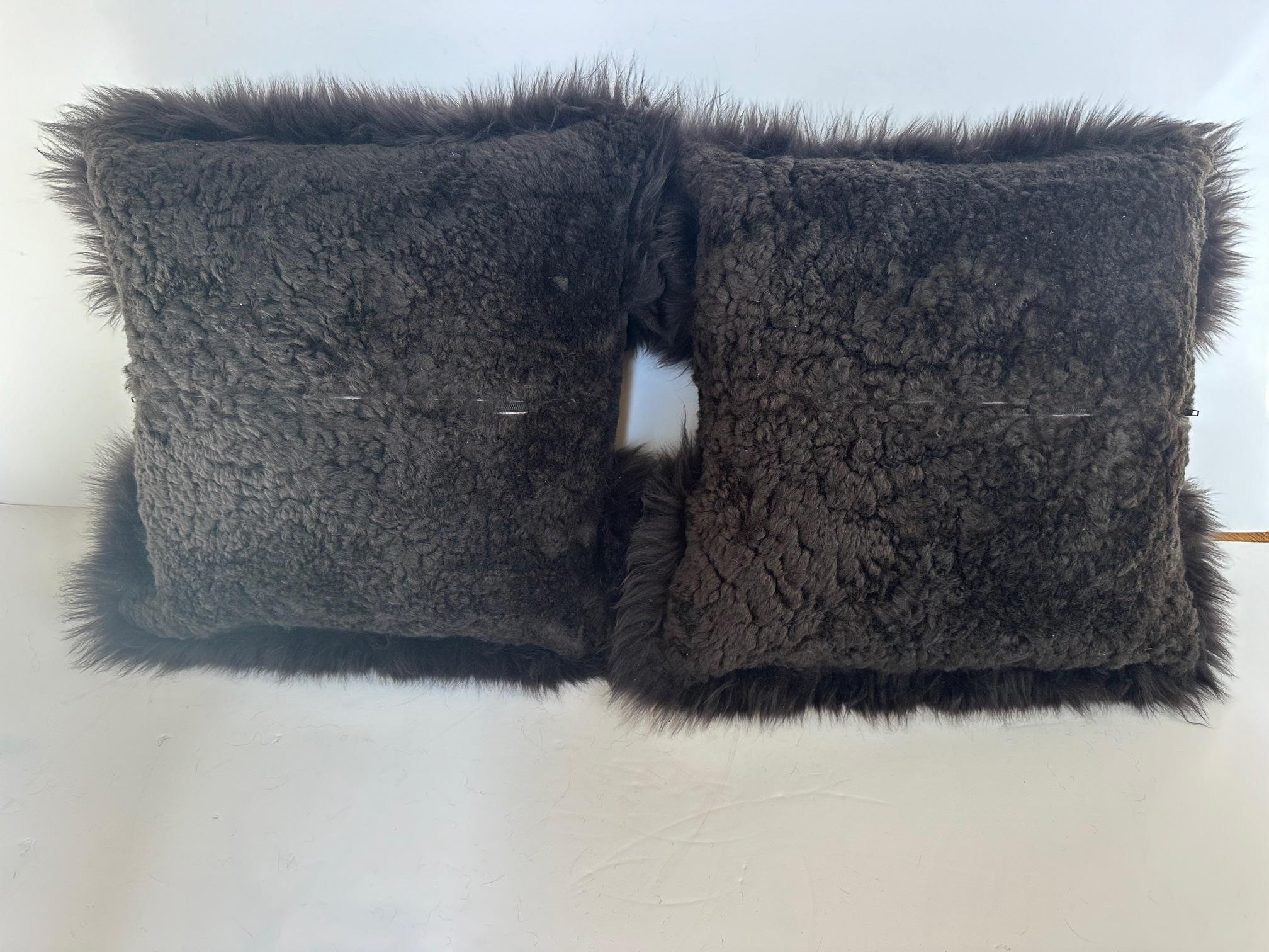 Luxuriöses Paar handgefertigter Kissen aus Shearling und gemischtem Pelz, Paar (Nordamerikanisch) im Angebot