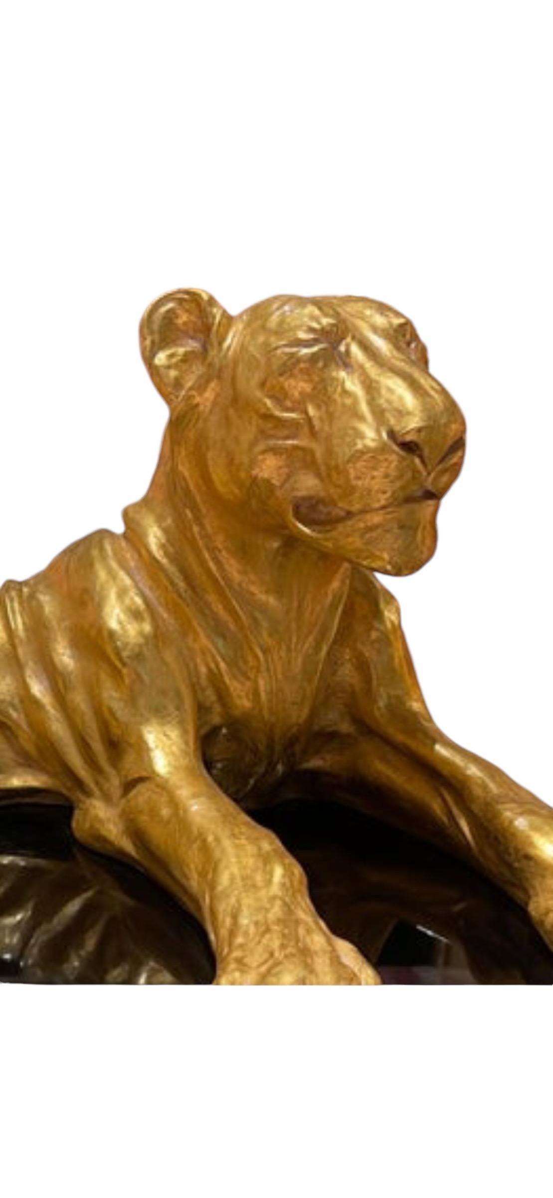 Foglia d’oro Lussuoso tavolino di design nero pianoforte con foglia d'oro Panther in vendita