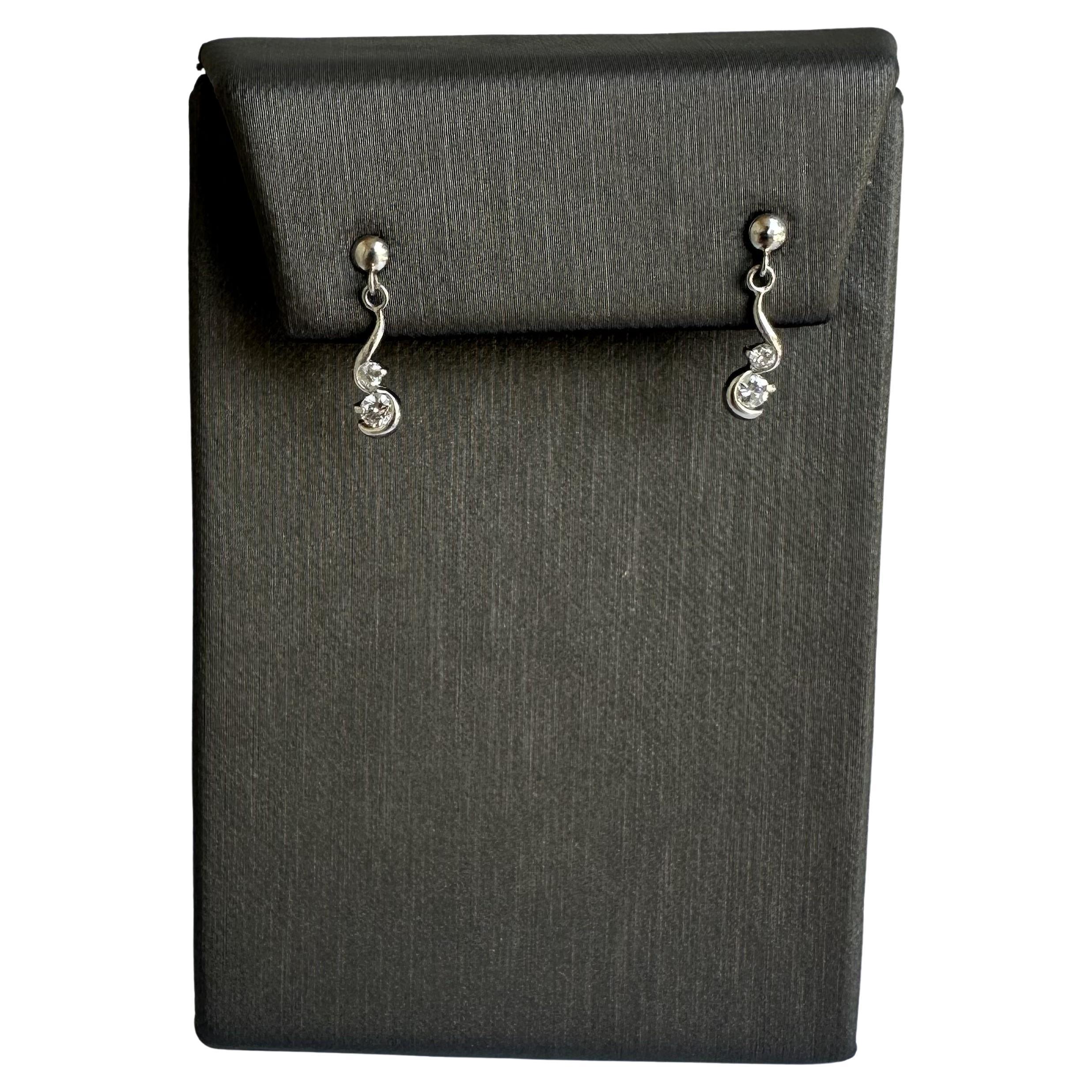 Boucles d'oreilles pendantes en platine luxueuses avec diamants 0,24 ctw GH SI, 5/8" de longueur, neuves en vente