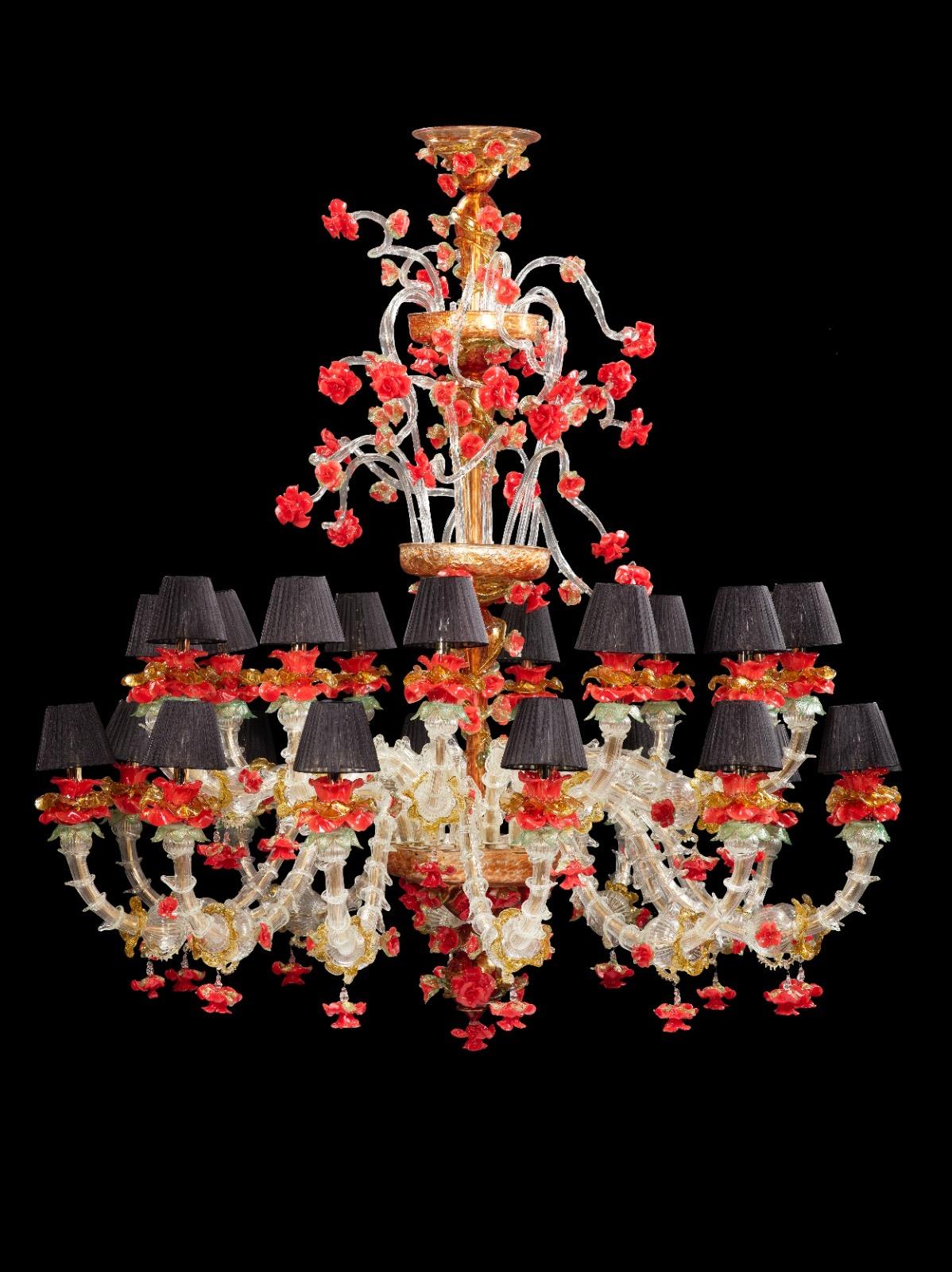 Somptueux lustre de Murano avec 24 bras et une multitude de fleurs en pâte de verre et inclusion d'or. Disponible aussi une paire et 4 paires d'appliques.