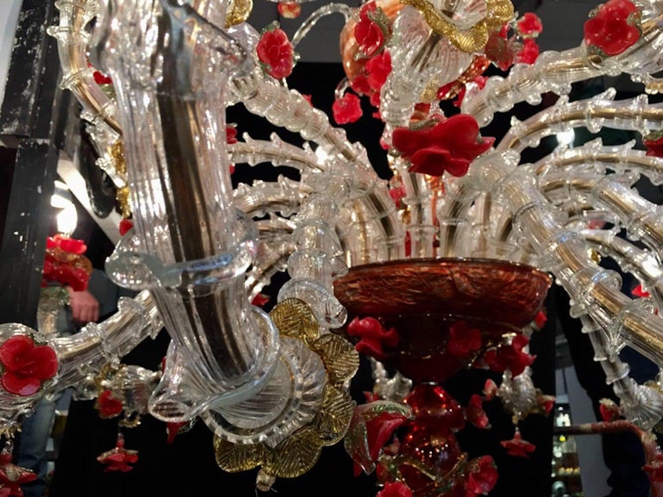 Luxuriöser roter und goldener Muranoglas-Kronleuchter aus den 1980er Jahren (Ende des 20. Jahrhunderts) im Angebot