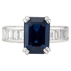 Diamantring aus Platin mit luxuriösem königsblauem Saphir im Smaragdschliff und Baguette-Diamant