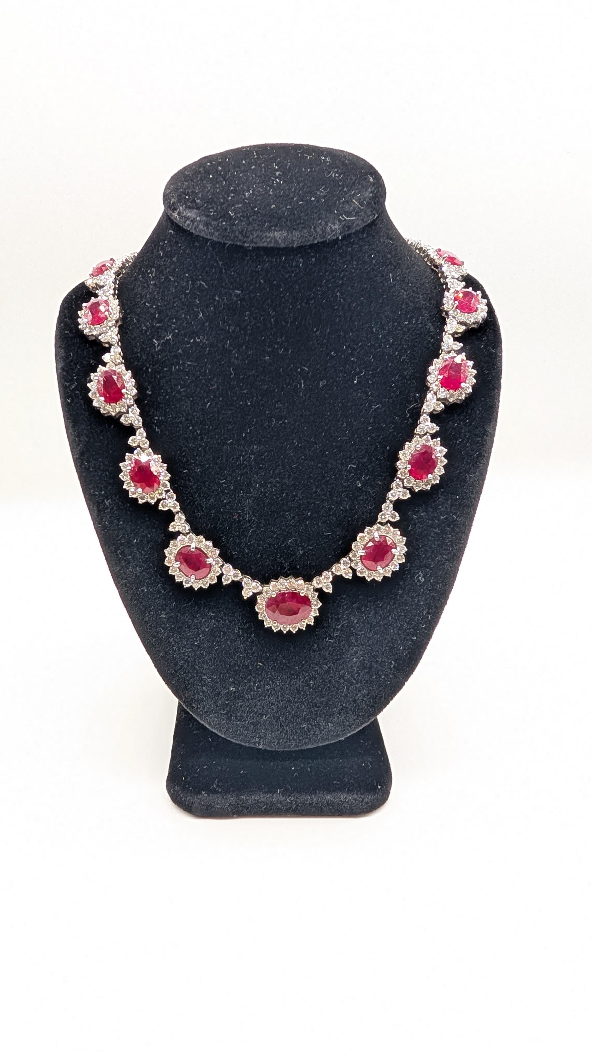Taglio ovale Luxurious Ruby and Diamond Necklace. All Natural Stones. 14k White Gold in vendita
