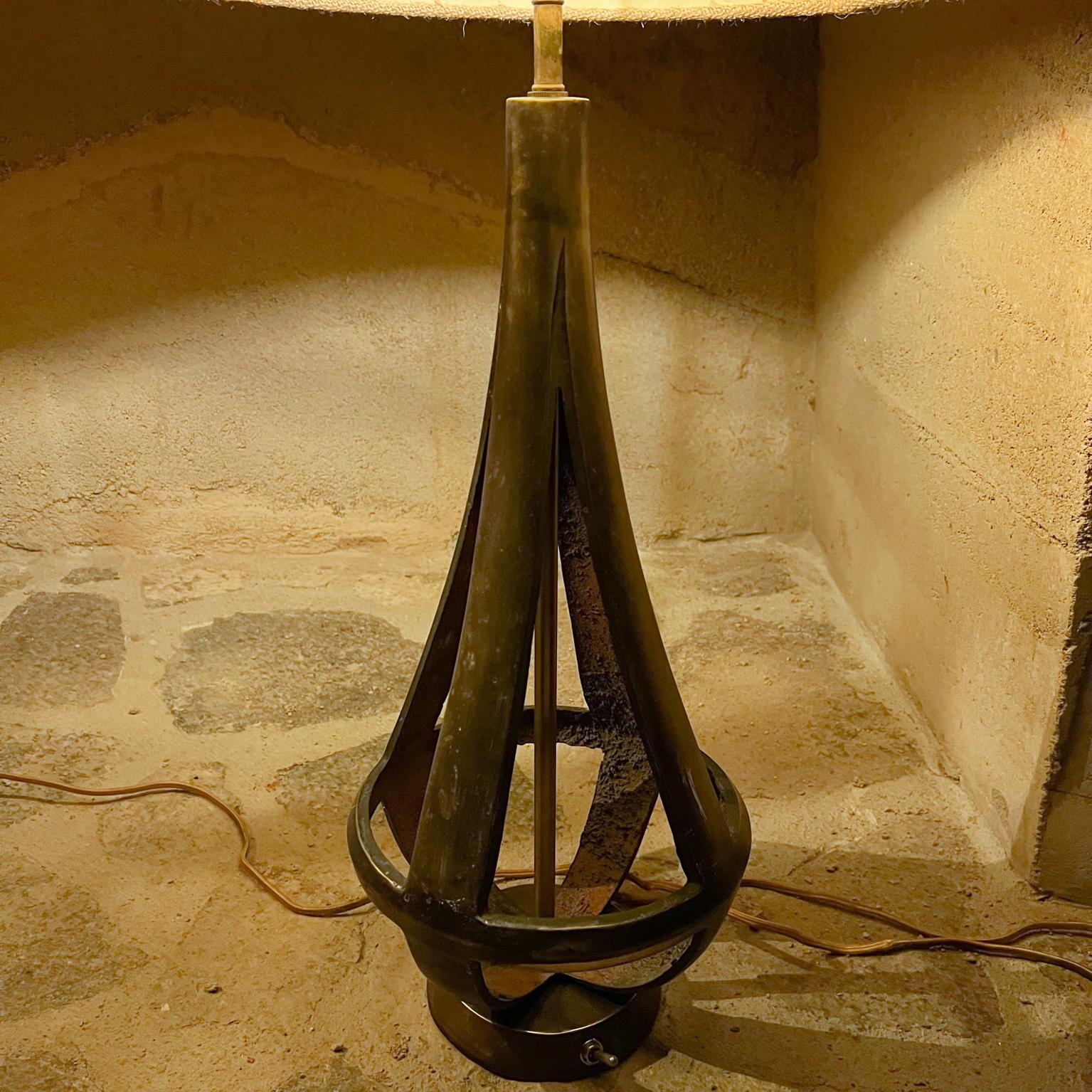 Luxurious Sculptural Two-Toned Brass Bronze Table Lamps Arturo Pani 1950s Mexico For Sale 4