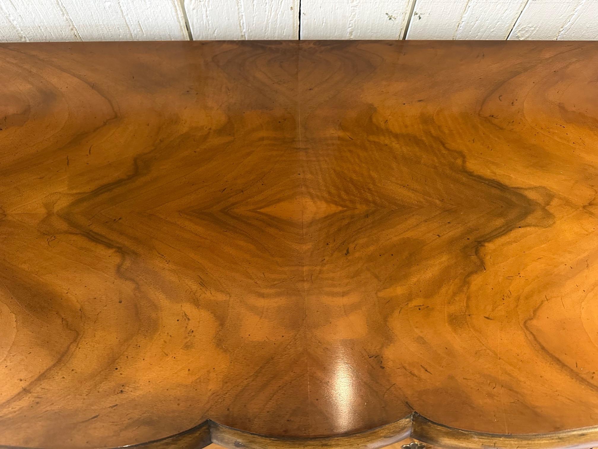 Cómoda Serpentina de Lujo by Baker Estadounidense en venta