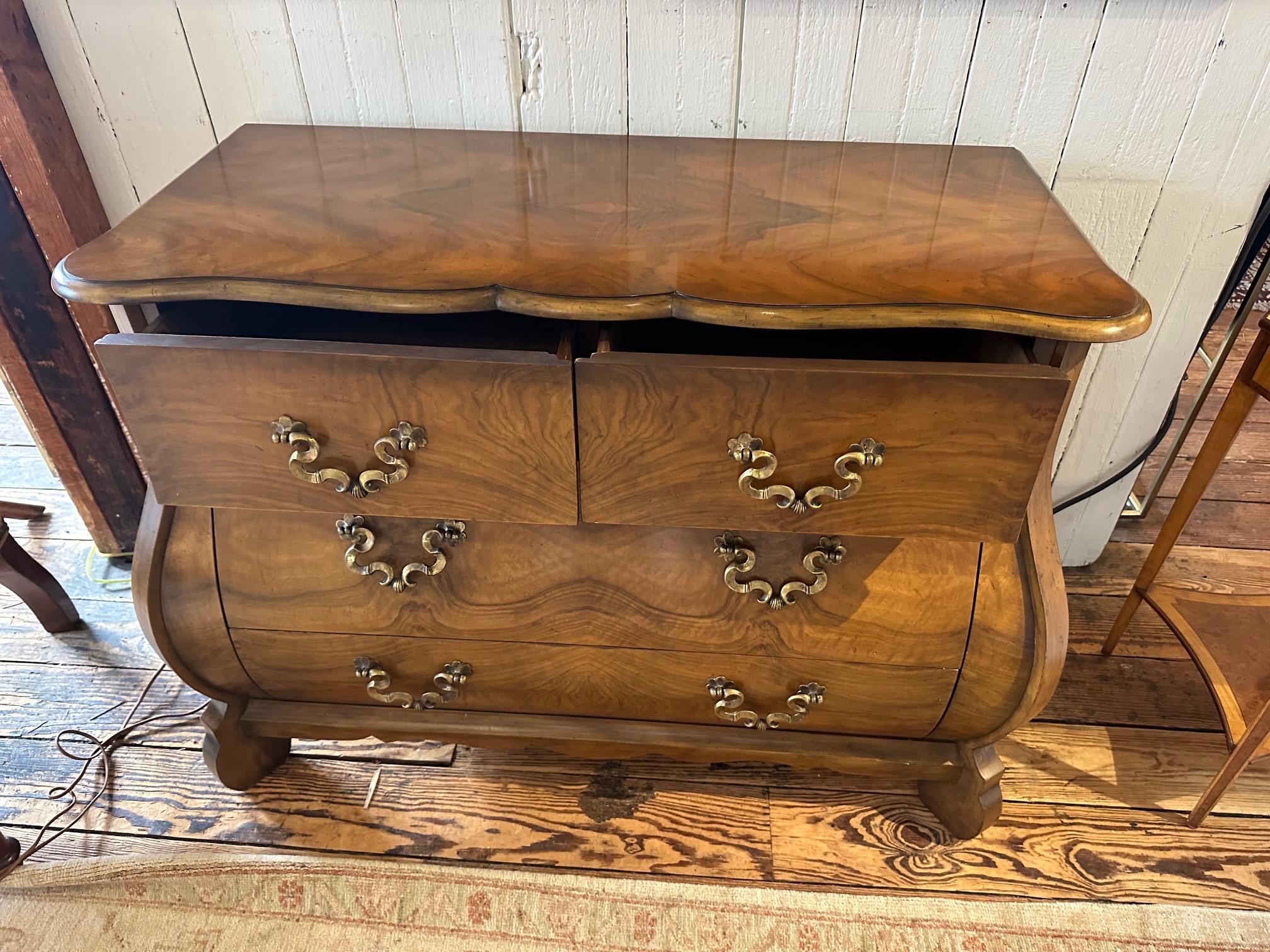 Cómoda Serpentina de Lujo by Baker en Bueno estado para la venta en Hopewell, NJ