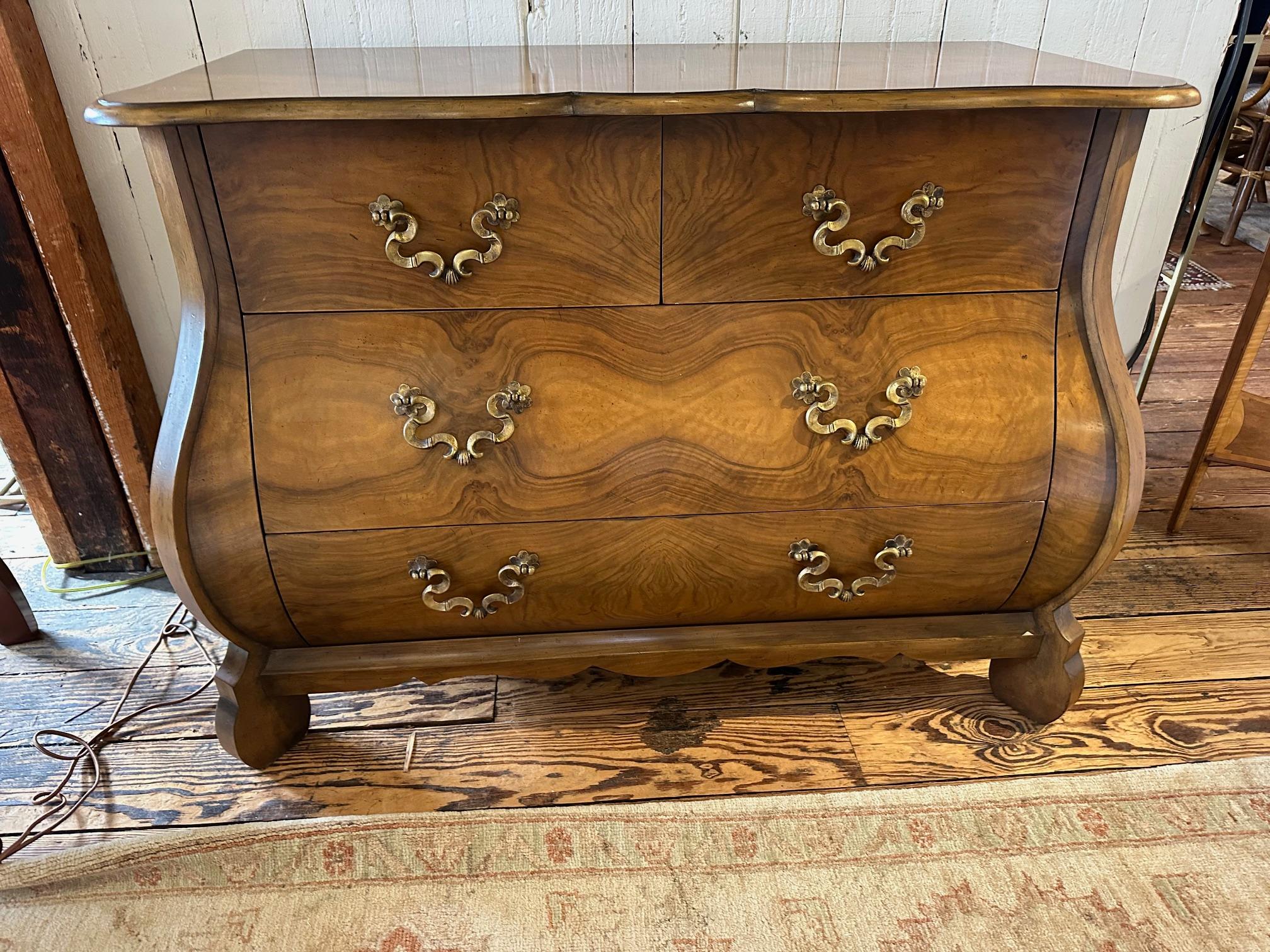 Cómoda Serpentina de Lujo by Baker Nogal en venta