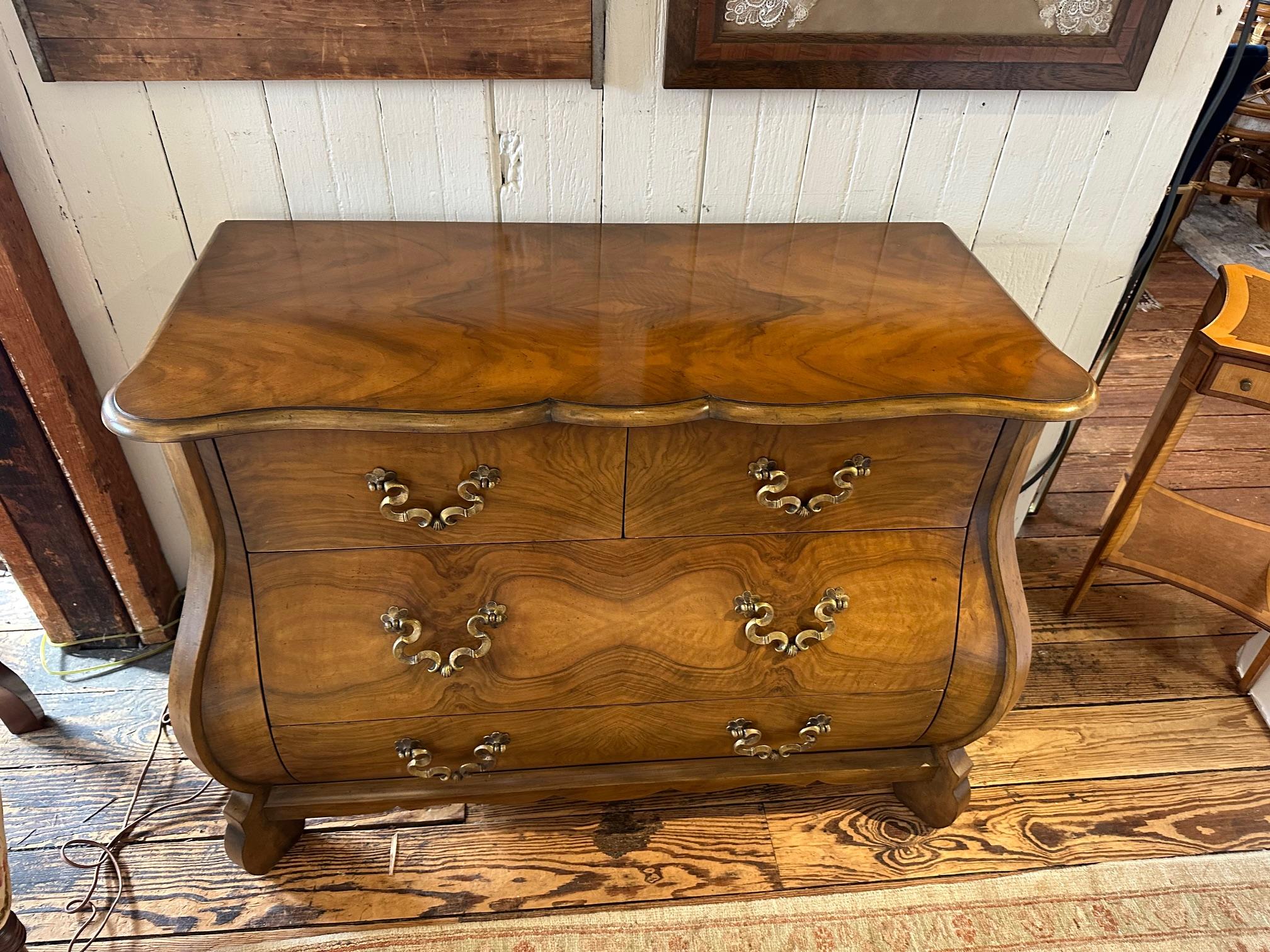 Cómoda Serpentina de Lujo by Baker en venta 1