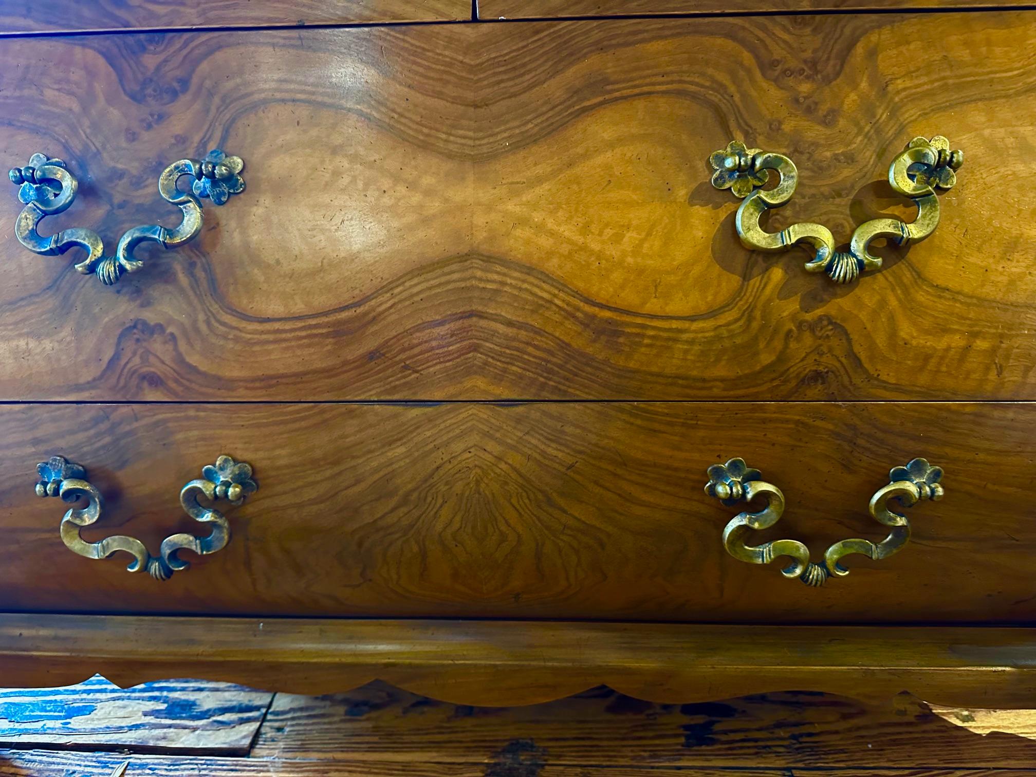 Cómoda Serpentina de Lujo by Baker en venta 3