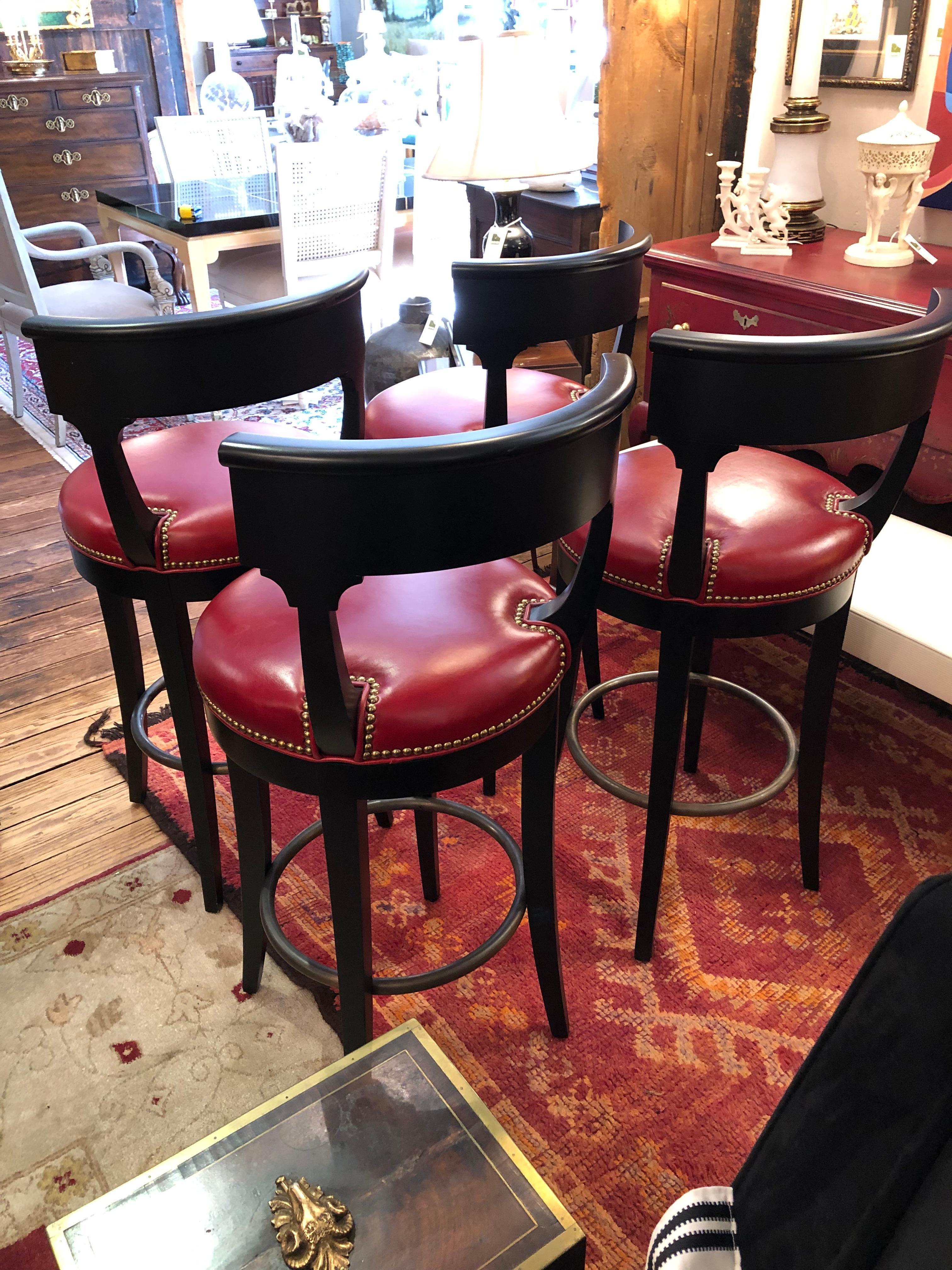 Luxuriöses Set aus 4 maßgefertigten Barhockern aus ebonisiertem Holz und rotem Leder im Zustand „Gut“ im Angebot in Hopewell, NJ