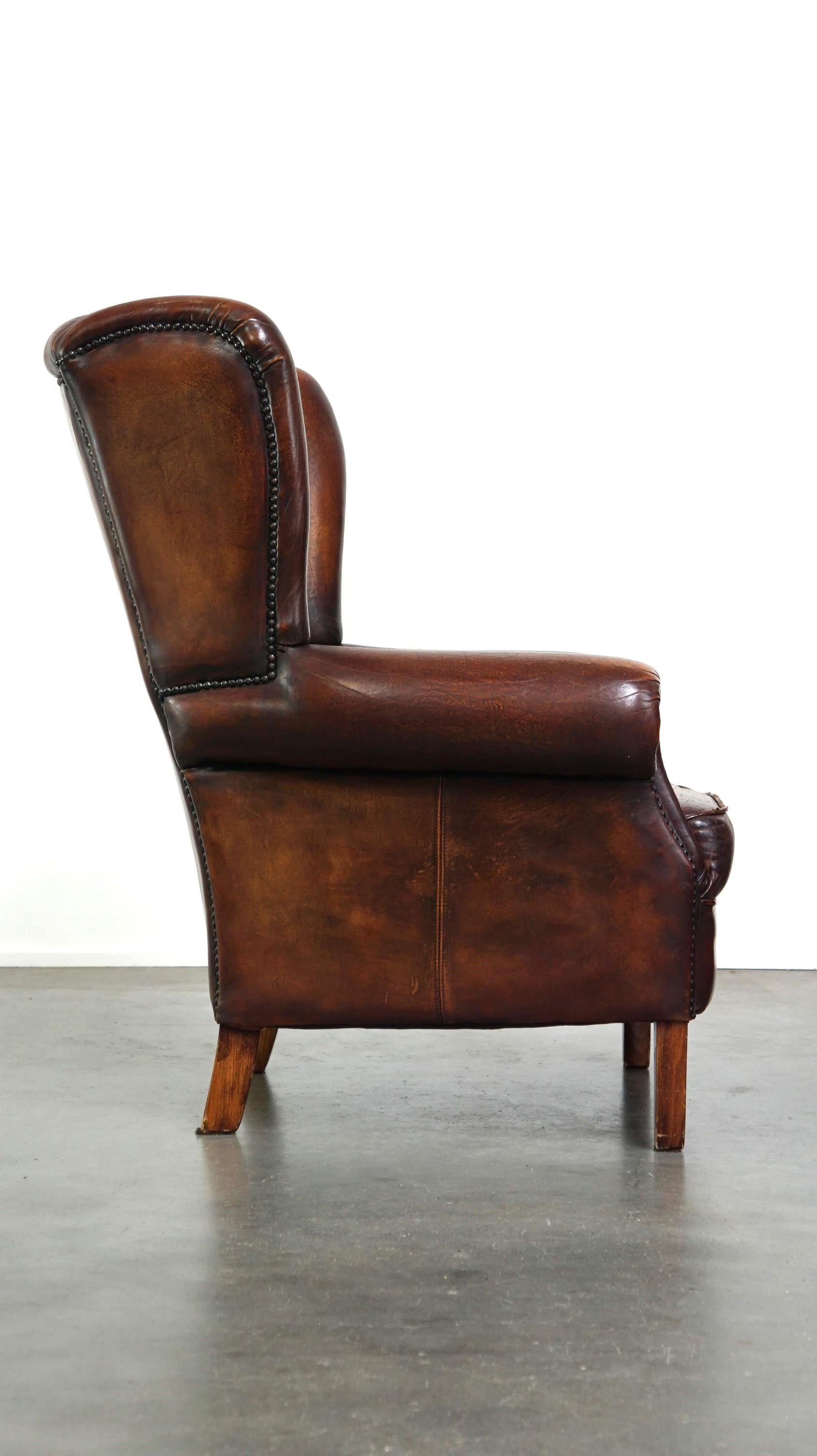Luxueux fauteuil en peau de mouton avec coussin de siège fixe et confort d'assise haut État moyen - En vente à Harderwijk, NL
