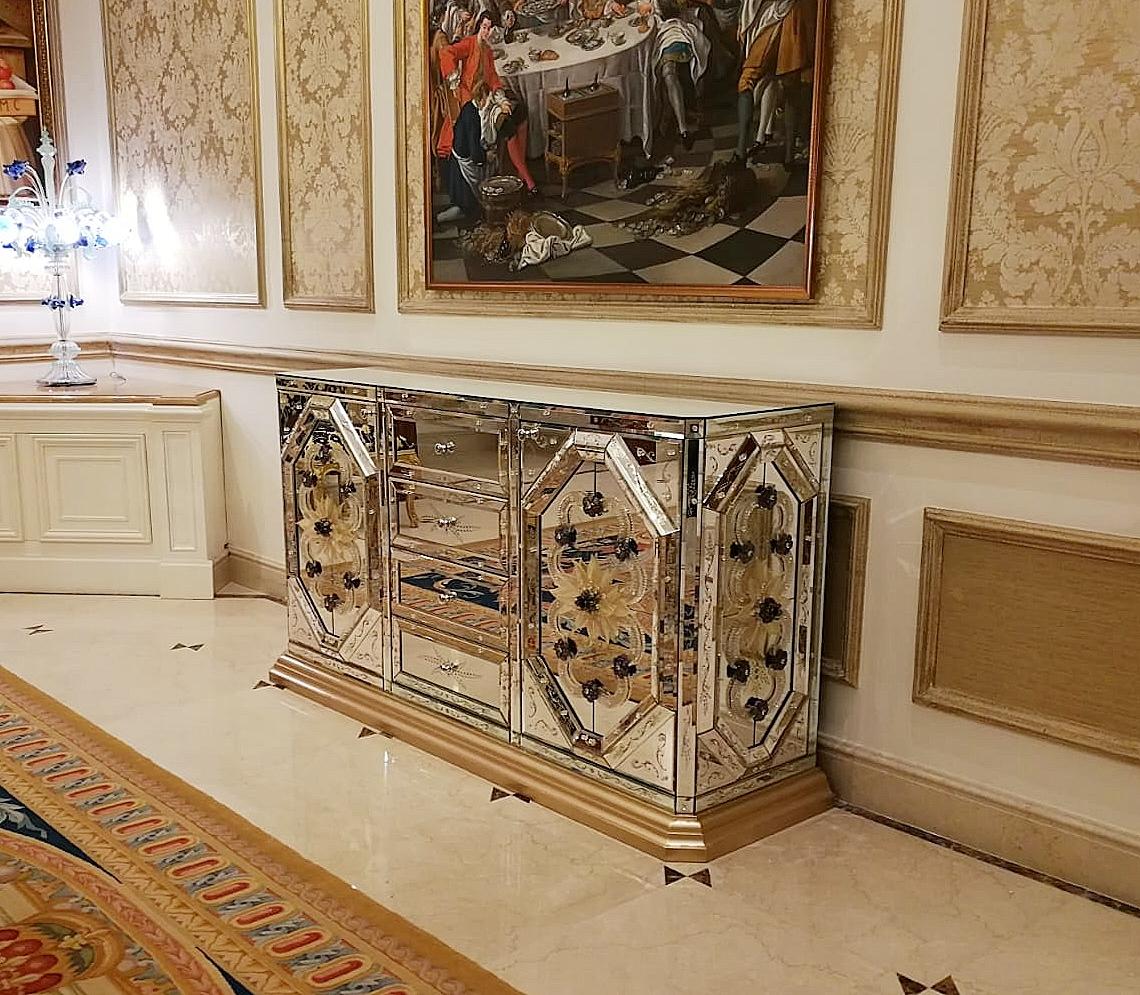 Hand-Crafted Luxurious Sideboard in Murano Glass Mirror, with Hand-Engraved, by Fratelli Tosi For Sale
