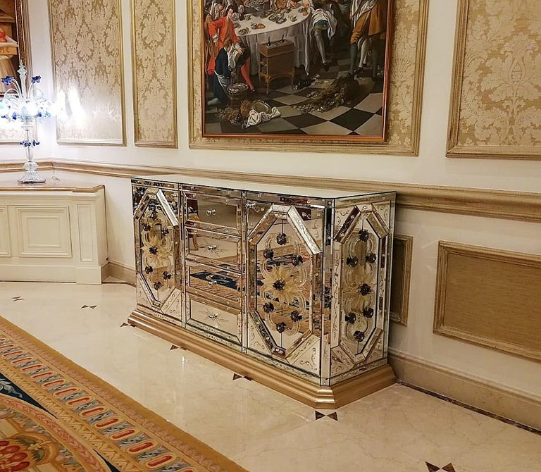 Luxurious Sideboard in Murano Glass Mirror, with Hand-Engraved, by Fratelli Tosi In New Condition For Sale In Murano Venezia, IT