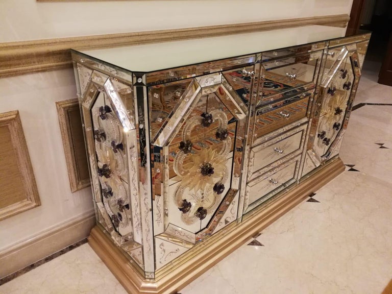 Contemporary Luxurious Sideboard in Murano Glass Mirror, with Hand-Engraved, by Fratelli Tosi For Sale