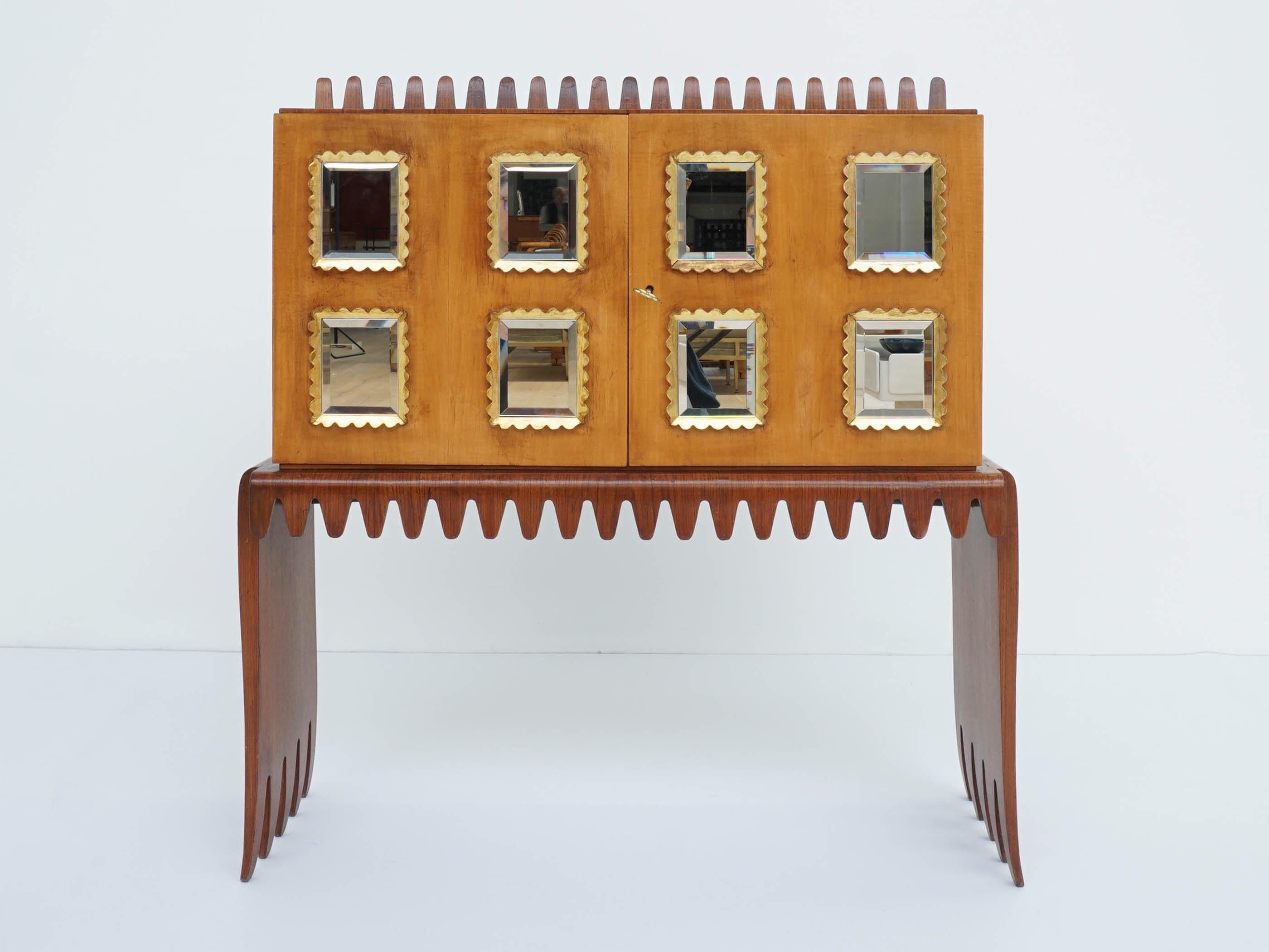 Beautiful and elegant small bar cabinet. A magnificent home jewel of the late 1940s Italian production.