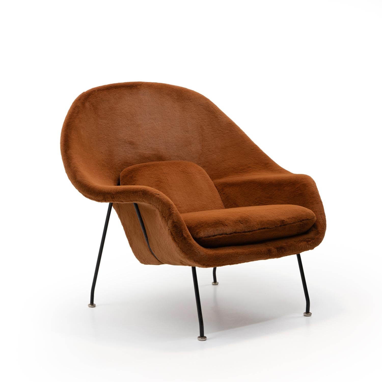 Der Womb Chair wurde 1946 von Eero Saarinen auf Wunsch von Florence Knoll entworfen, die sich einen Stuhl wünschte, der vollkommenen Komfort bietet: 