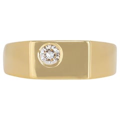 Luxurious Solitaire Diamond Ring set in 18K Yellow Gold 