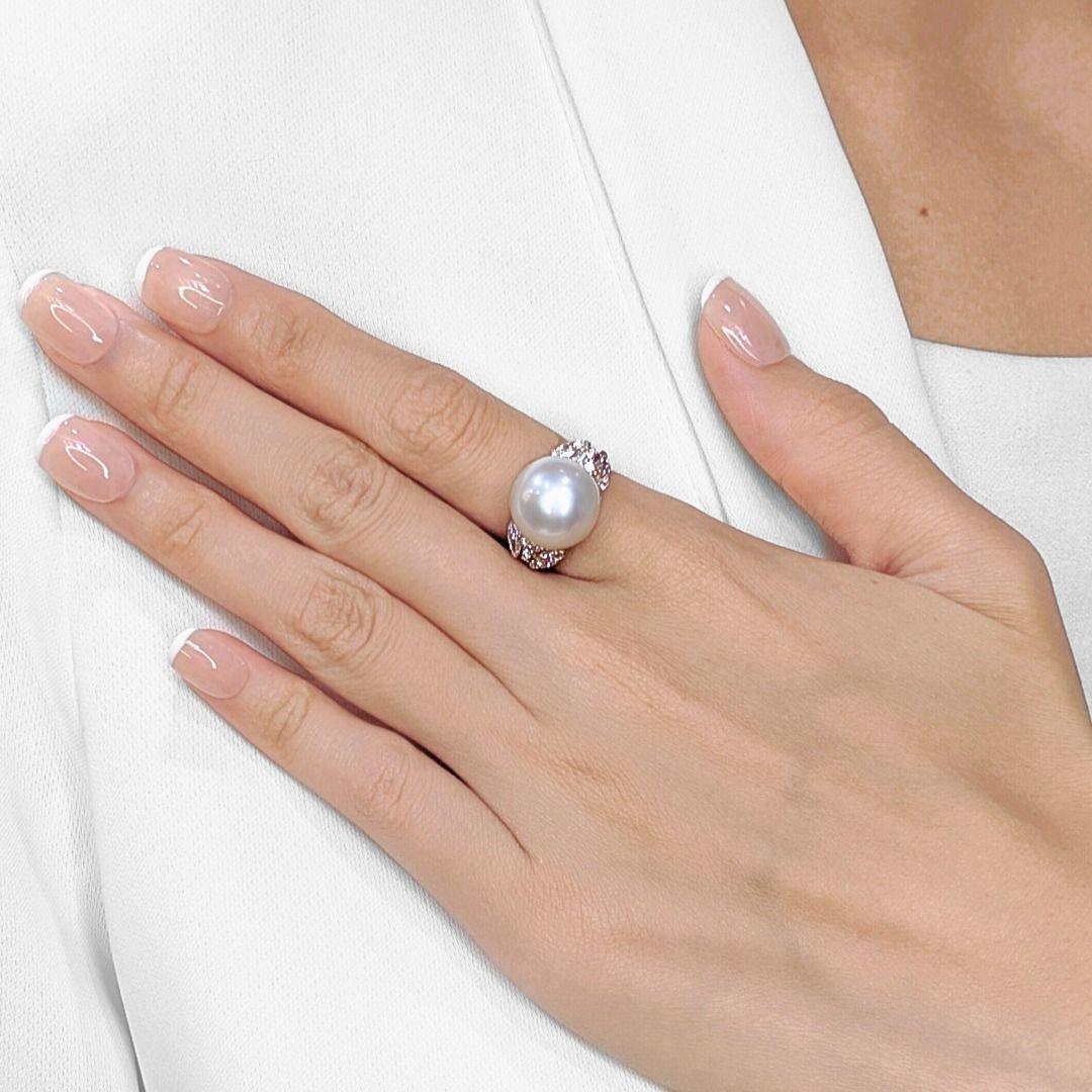 La elegancia atemporal se une al lujo refinado en este anillo, que incluye una luminosa perla redonda de los Mares del Sur de 13 mm en un suave tono blanco rosado, famosa por su tamaño poco común, su sutil brillo y su excepcional lustre. Elaborada