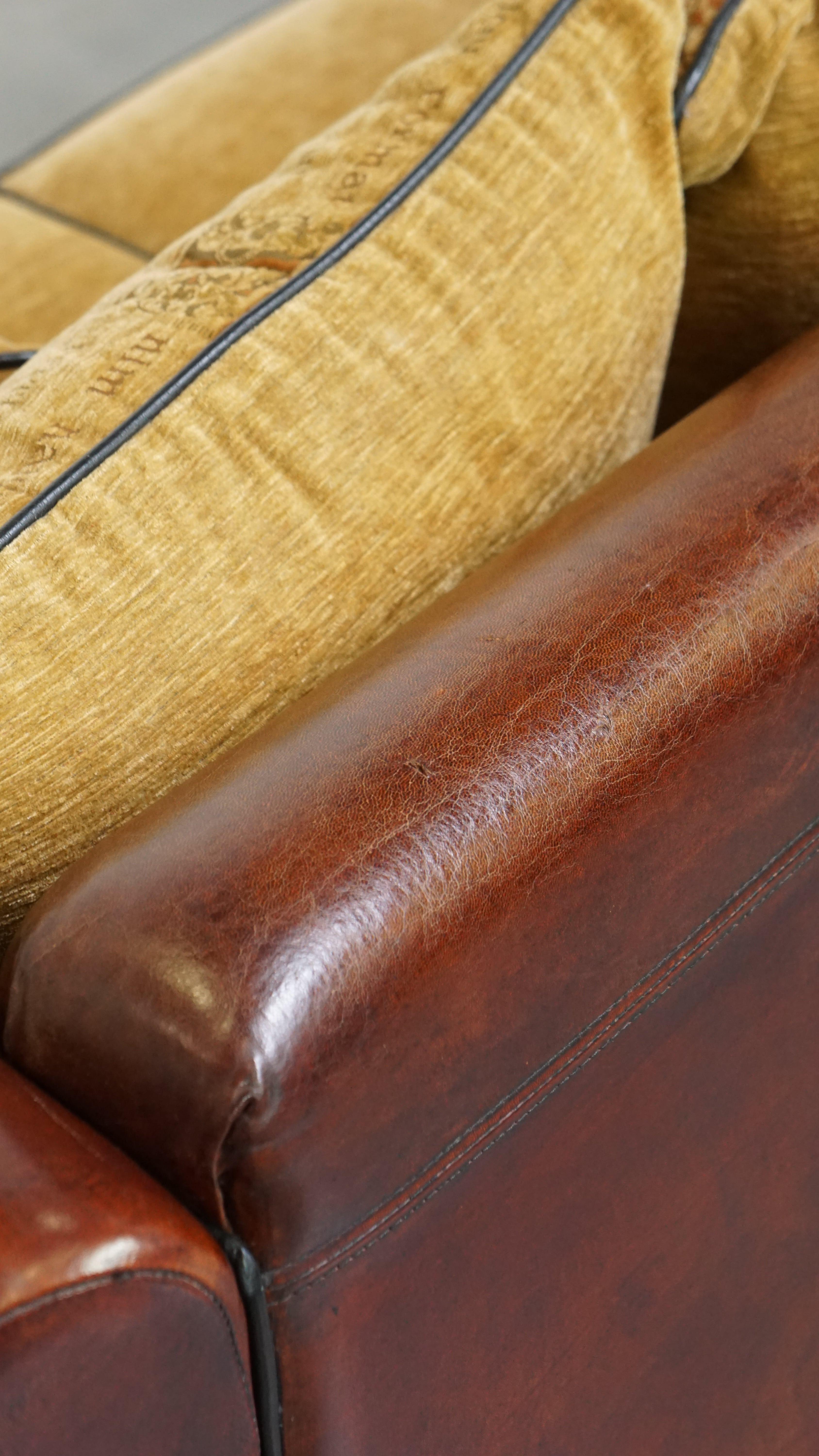 Luxurious, spacious two-seater top quality sheepskin sofa with fabric cushions For Sale 7