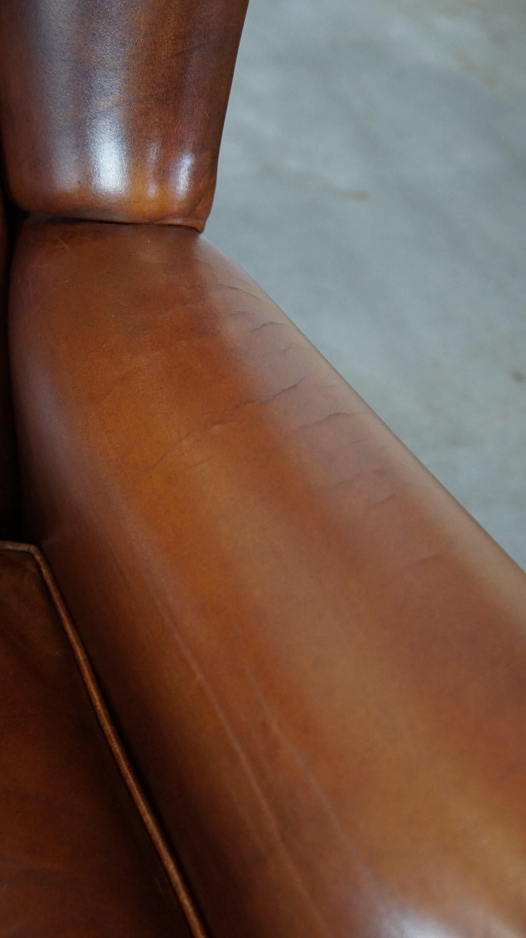 Luxueux et majestueux fauteuil à oreilles en cuir de vachette dans une belle couleur cognac chaude. en vente 4